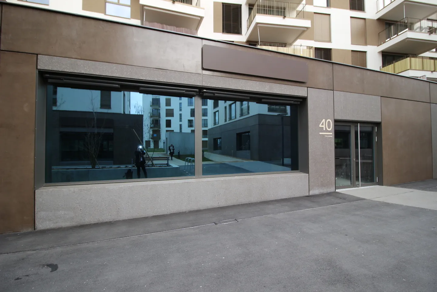Bâtiment F : commerce n° 3 avec vitrines d'env. 233,13 m2 au rez - Photo 1 sur 15