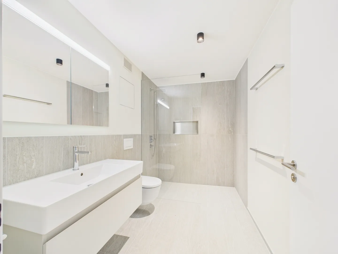 Modern 3.5-room apartment with balcony in Chur - Photo 8 of 10