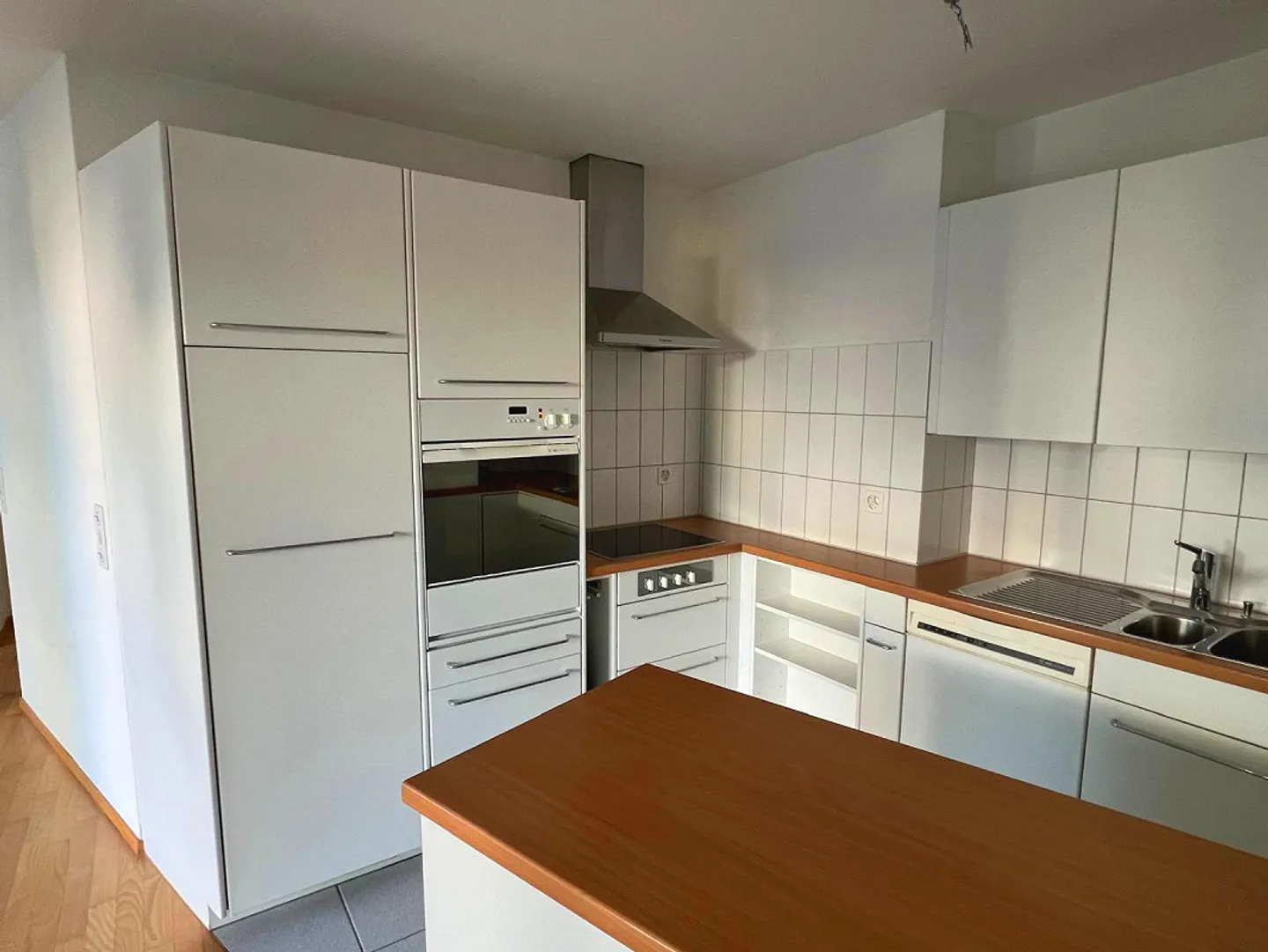 Appartamento 2.5 stanze con lavanderia privata e balcone in posizione centrale - Foto 3 di 10