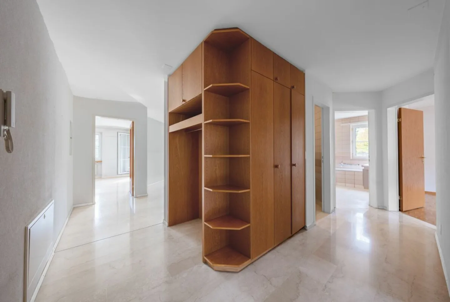 Condominio ben tenuto con balcone, cantina e tre box auto - Foto 2 di 15