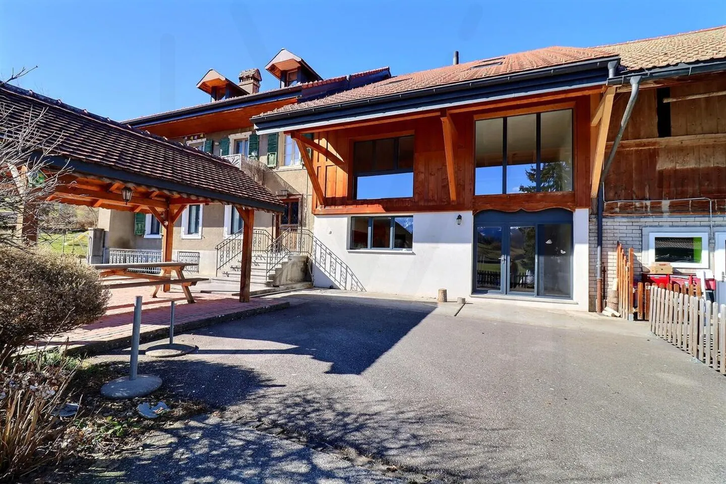 Magnifique maison contiguë de 5,5 pièces dans un domaine agricole  - Foto 1 von 22