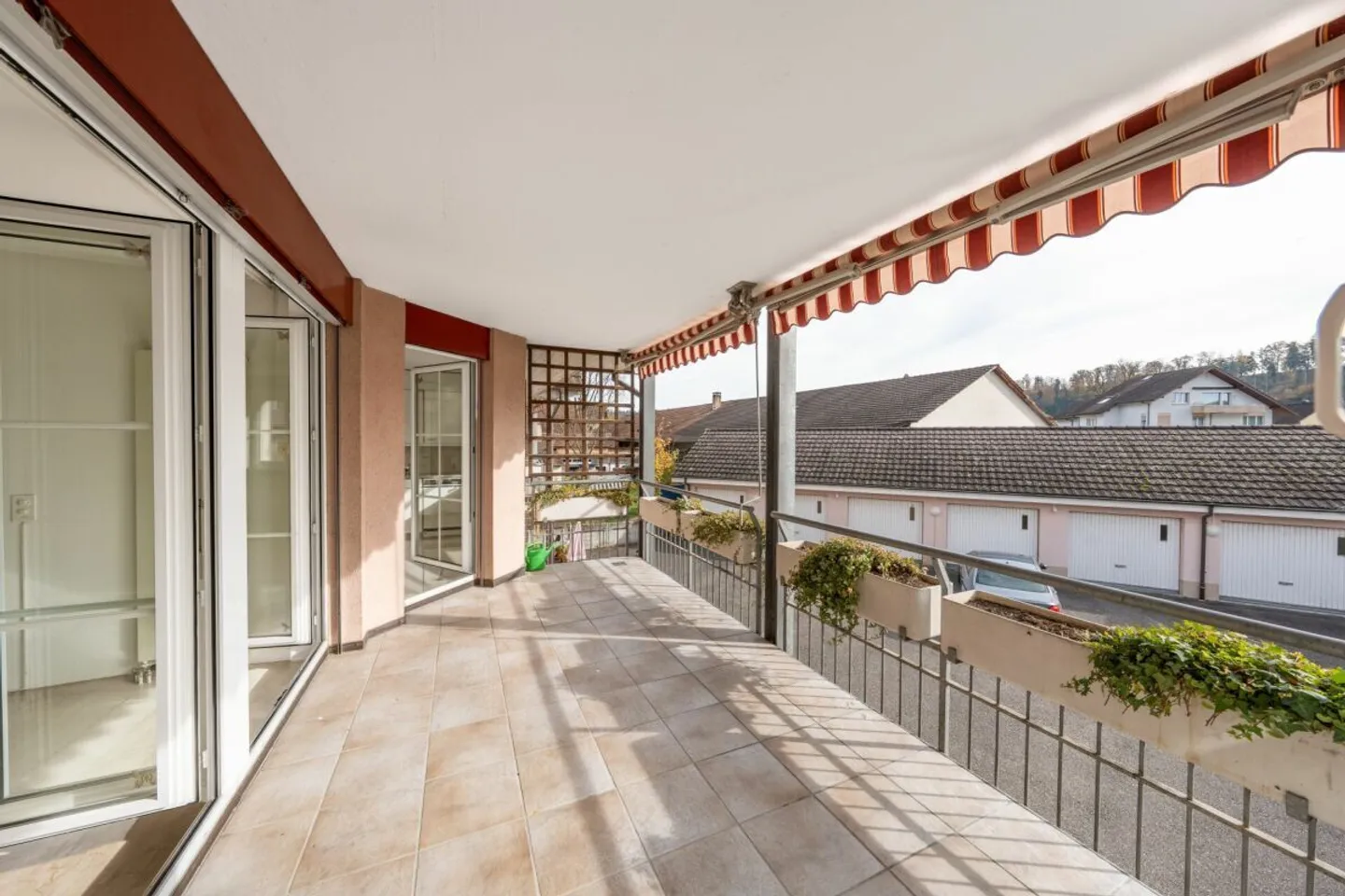 Condominio ben tenuto con balcone, cantina e tre box auto - Foto 5 di 15