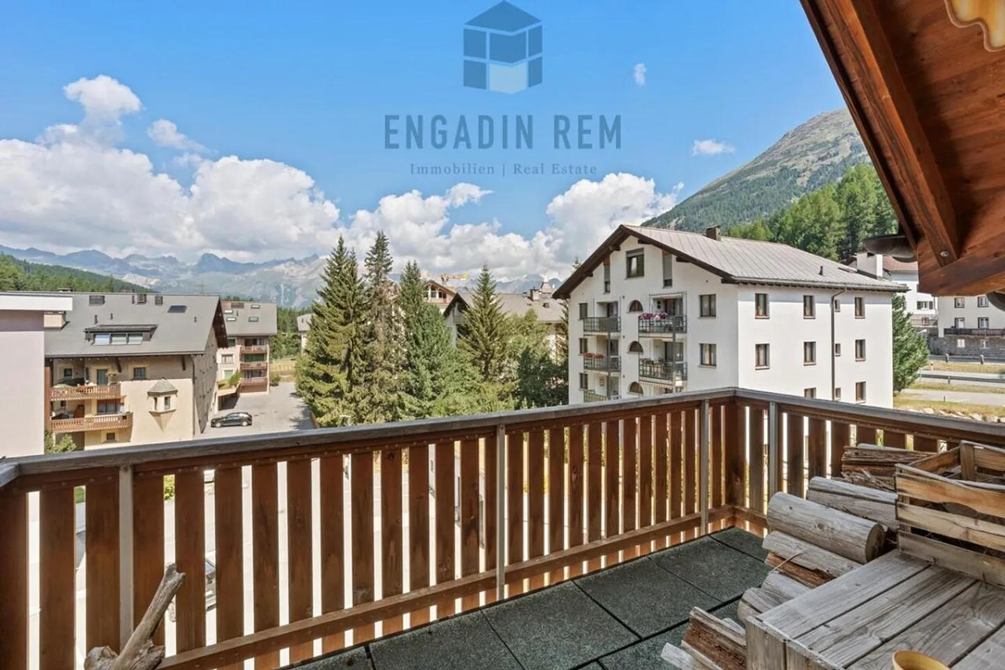 Appartement en attique 4,5 pièces avec galerie, cheminée et trois balcons - Photo 3 sur 6