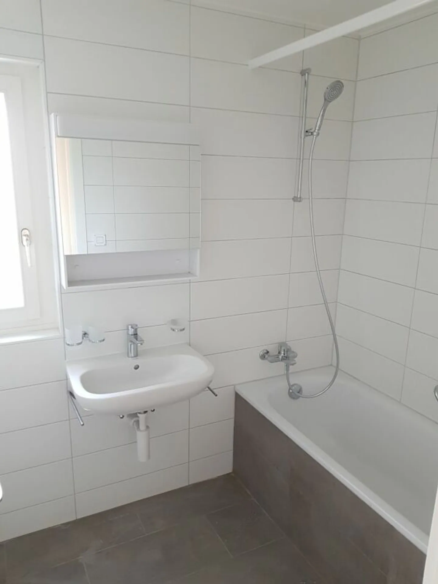 Magnifique appartement de 4 pièces, entièrement rénové en 2018 dans un quartier calme! - Photo 6 sur 8