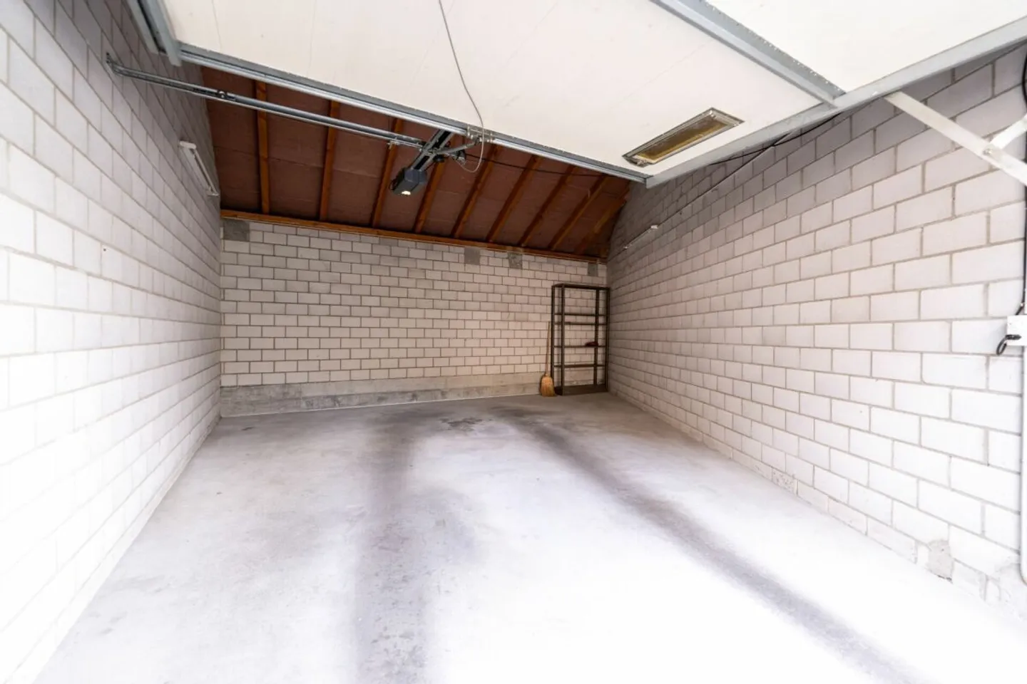 Condominio ben tenuto con balcone, cantina e tre box auto - Foto 14 di 15