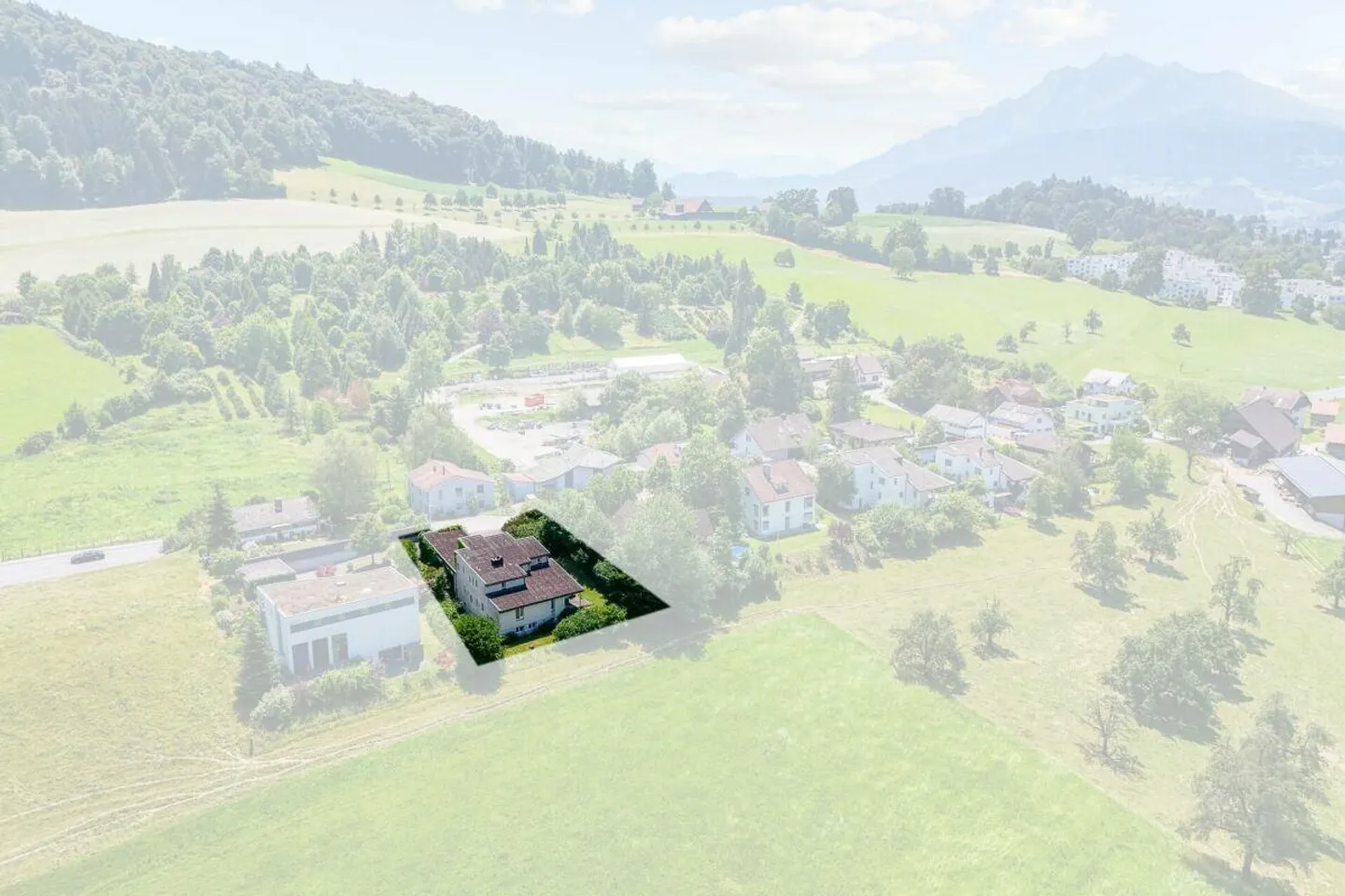 Ampia casa unifamiliare con studio in una posizione molto tranquilla - Foto 2 di 12