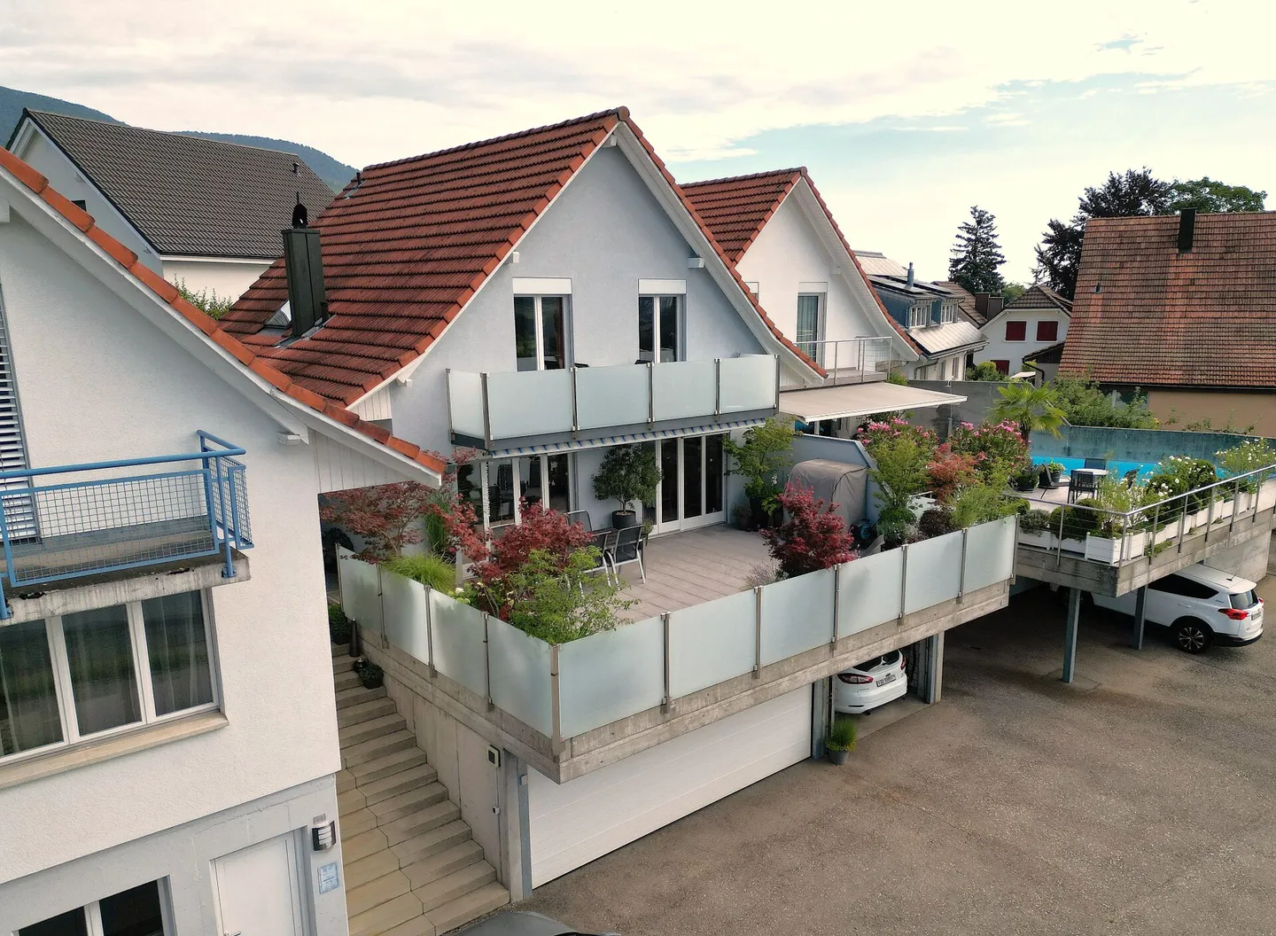 Grosszügiges EFH mit 60 m2 grosser Terrasse und traumhafter Aussicht bis zu den Alpen - Photo 1 sur 16