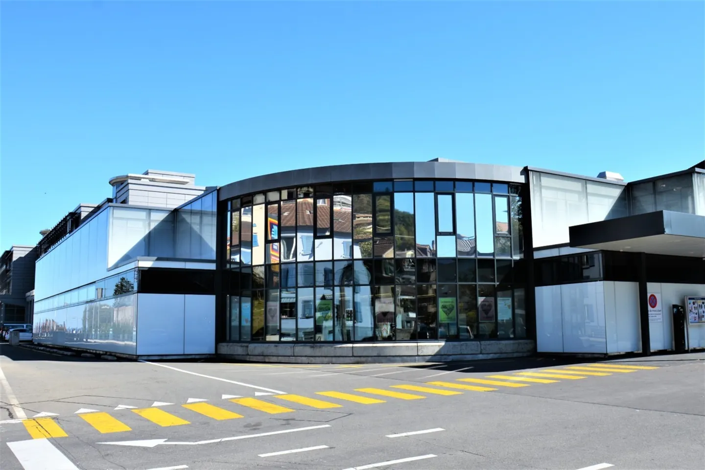 Dépôt de 400m2 - Proche centre ville et autoroute de Neuchâtel - Photo 1 sur 4