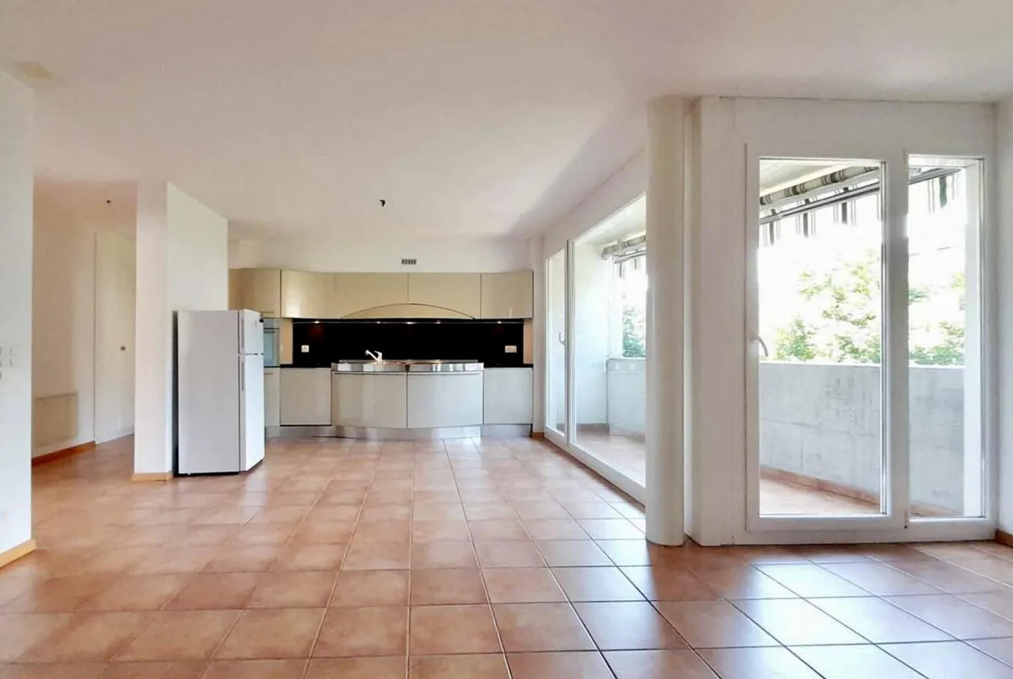 Appartement spacieux et moderne de 2,5 pièces avec terrasse à Magliaso - Photo 2 sur 10