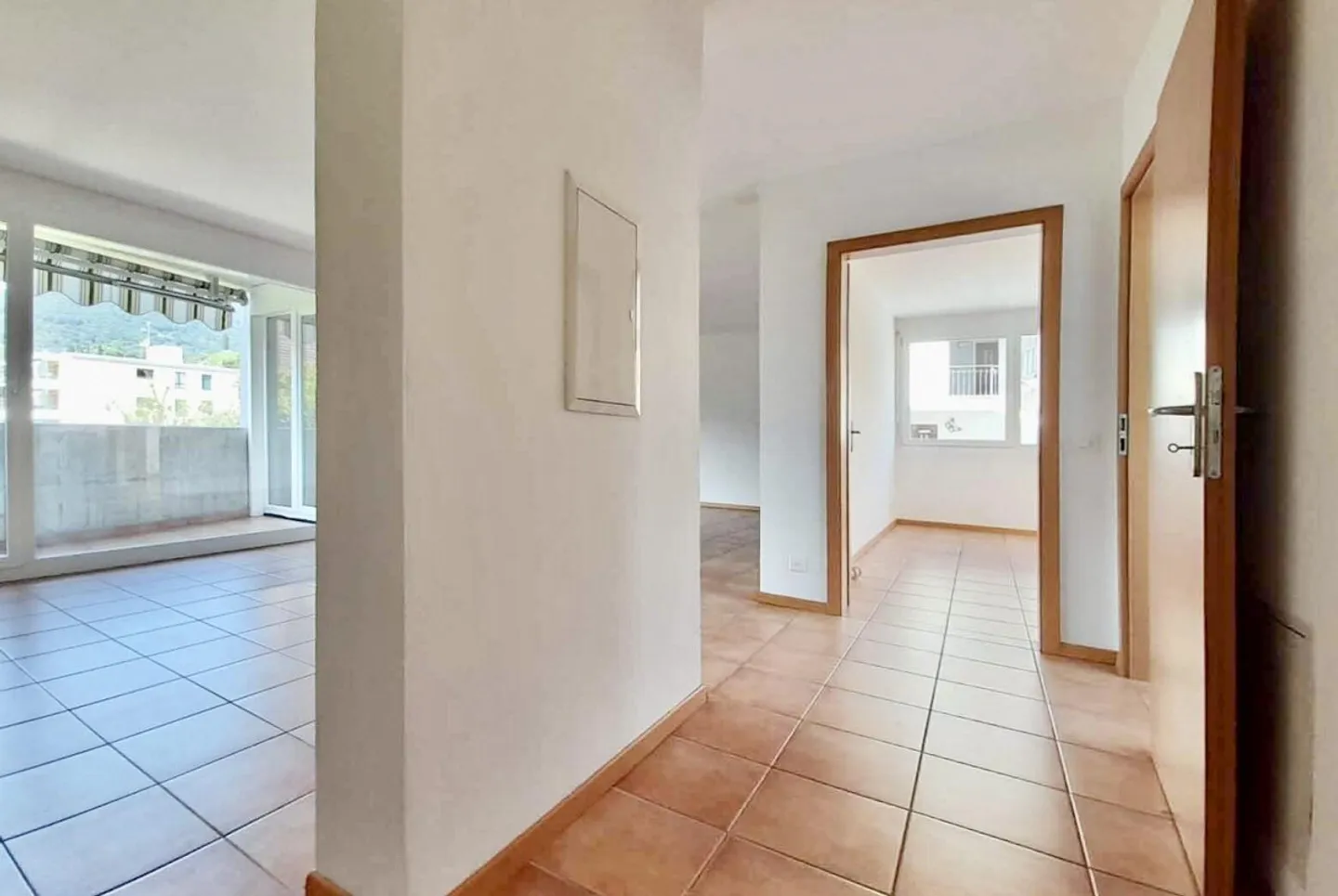 Appartement spacieux et moderne de 2,5 pièces avec terrasse à Magliaso - Photo 4 sur 10