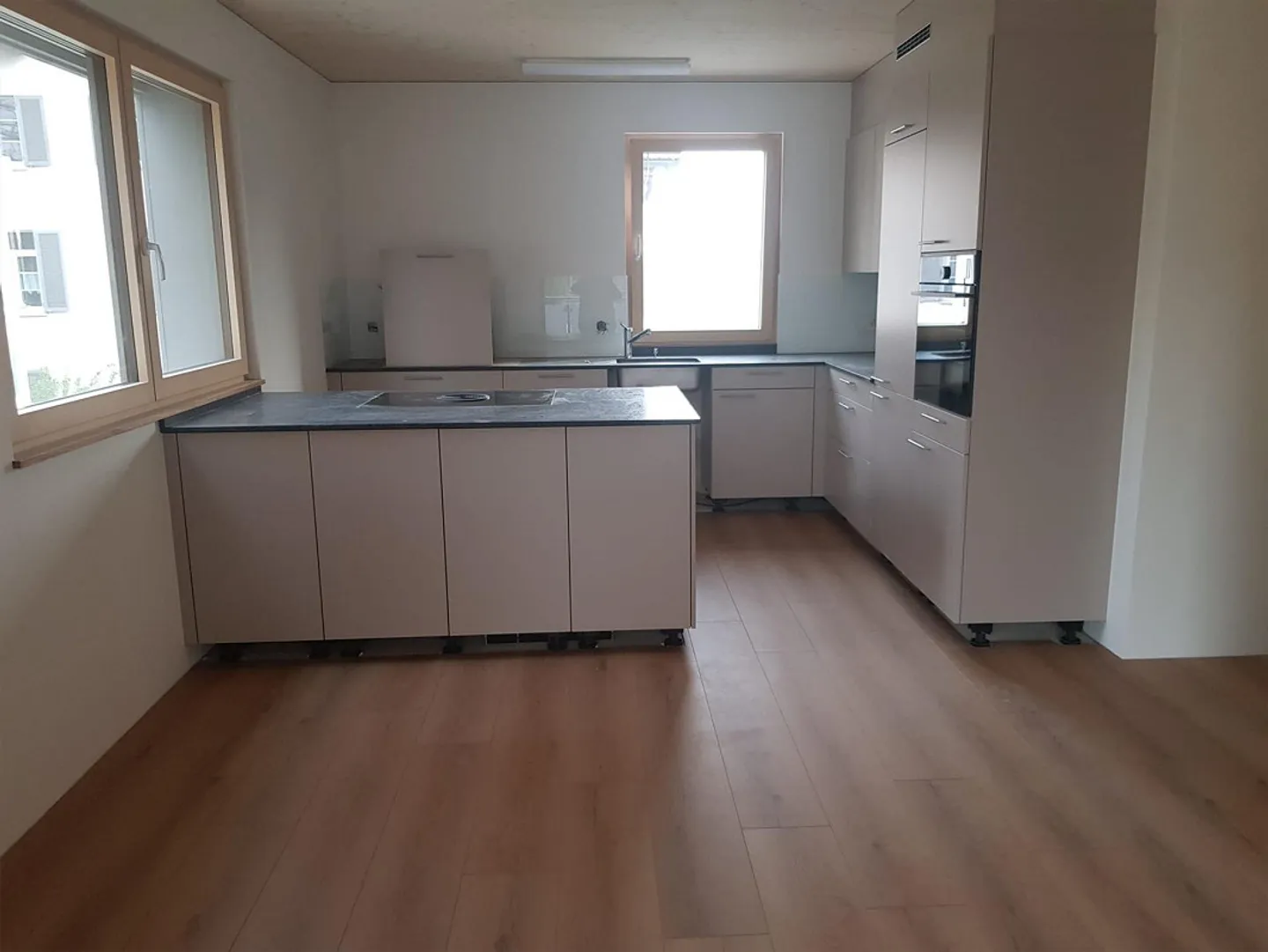 Moderne Wohnung mit grosser Terrasse - Foto 4 von 14