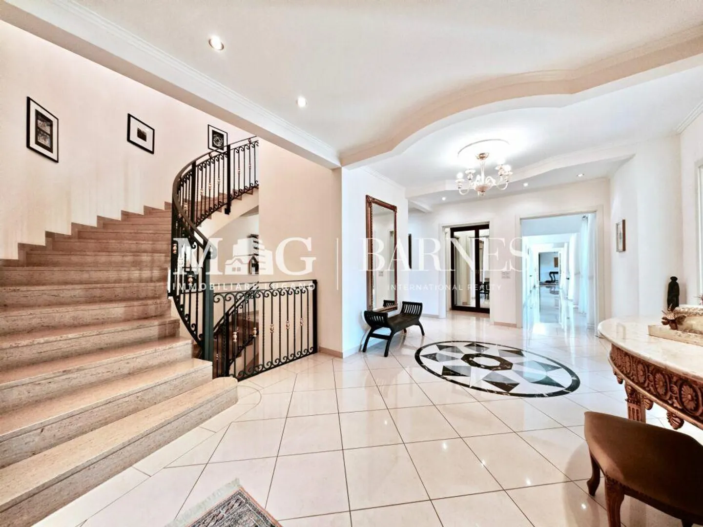 Lugano, Manno : Villa prestigieuse élégante avec piscine et maison d'hôtes - Photo 3 sur 30