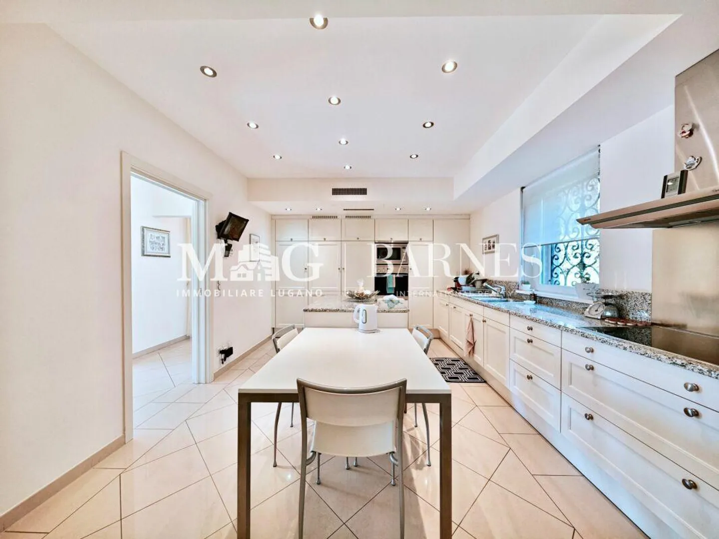 Lugano, Manno : Villa prestigieuse élégante avec piscine et maison d'hôtes - Photo 14 sur 30