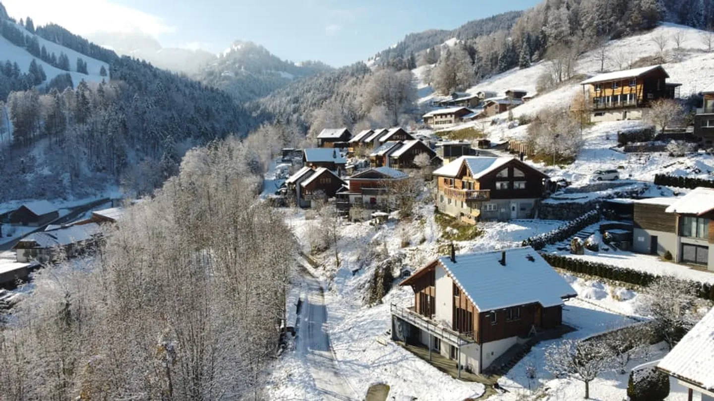 Spacieux villa-chalet de 4œ pièces, au calme absolu - Foto 1 di 11