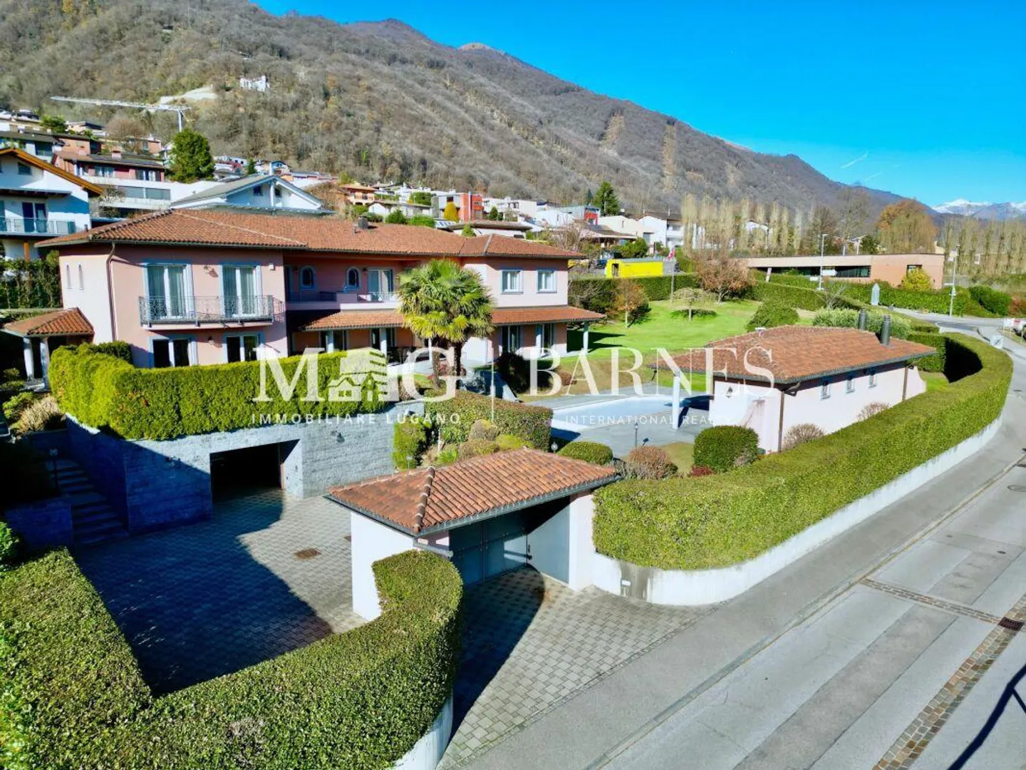 Lugano, Manno : Villa prestigieuse élégante avec piscine et maison d'hôtes - Photo 29 sur 30