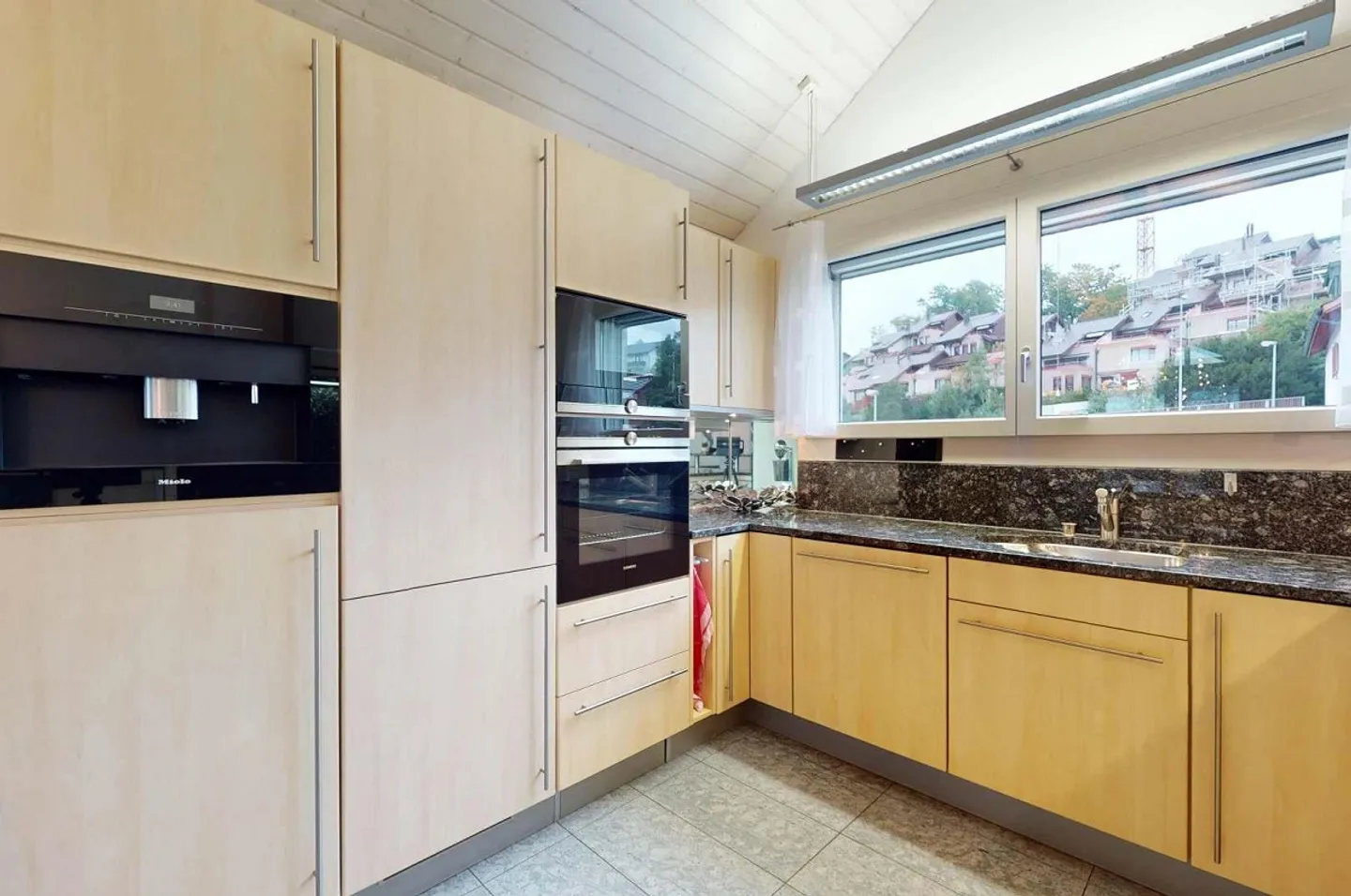 Appartement sous les combles de 4,5 pièces avec balcon d'hiver, climatisation et vue à Hünenberg - Photo 6 sur 12