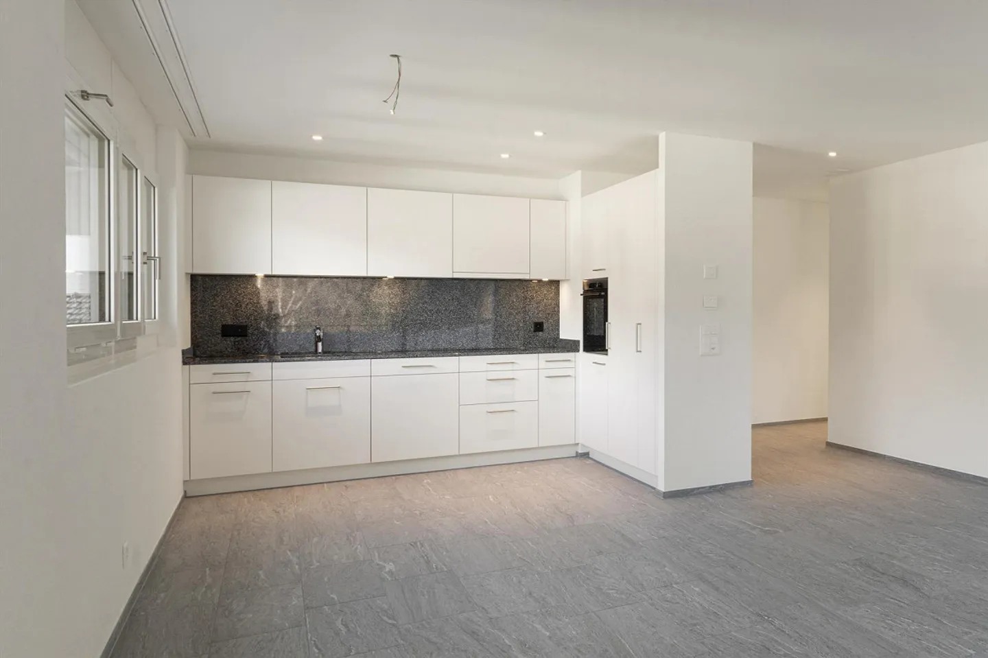 Appartement moderne de 2,5 pièces dans un immeuble neuf, 4ème étage - Photo 2 sur 8