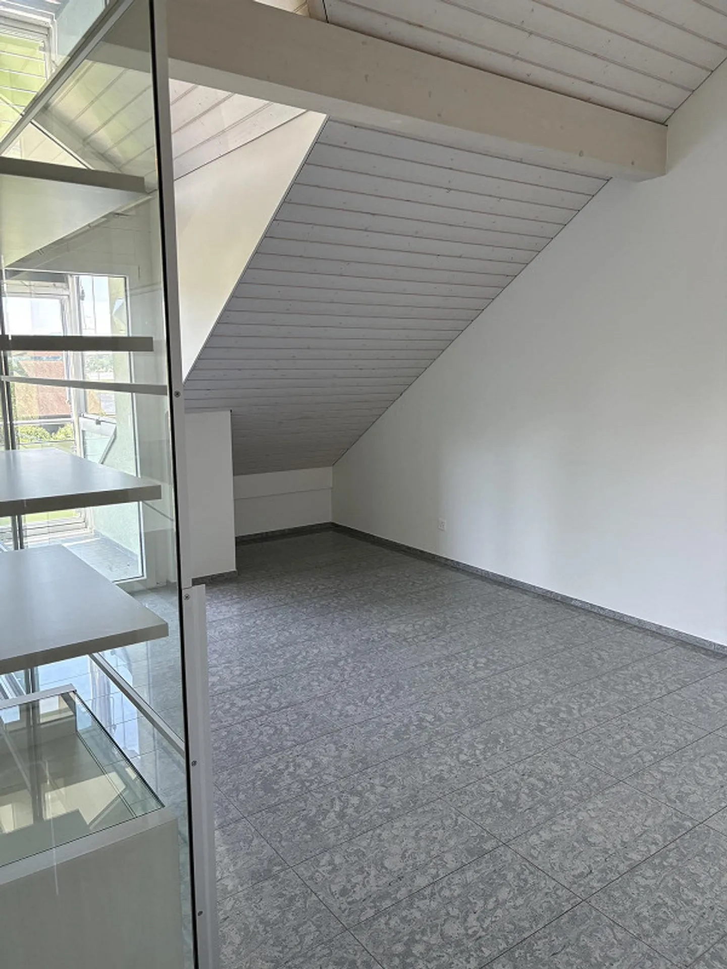 Appartement sous les combles de 4,5 pièces avec balcon d'hiver, climatisation et vue à Hünenberg - Photo 7 sur 12