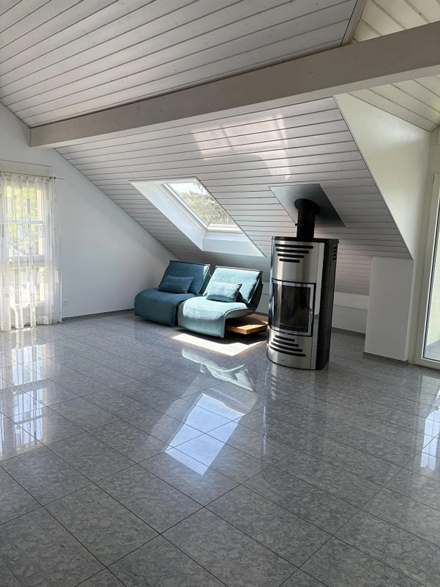 Appartement sous les combles de 4,5 pièces avec balcon d'hiver, climatisation et vue à Hünenberg - Photo 2 sur 12