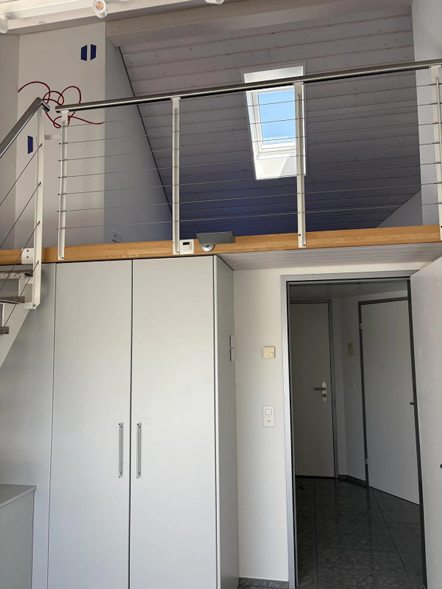 Appartement sous les combles de 4,5 pièces avec balcon d'hiver, climatisation et vue à Hünenberg - Photo 8 sur 12