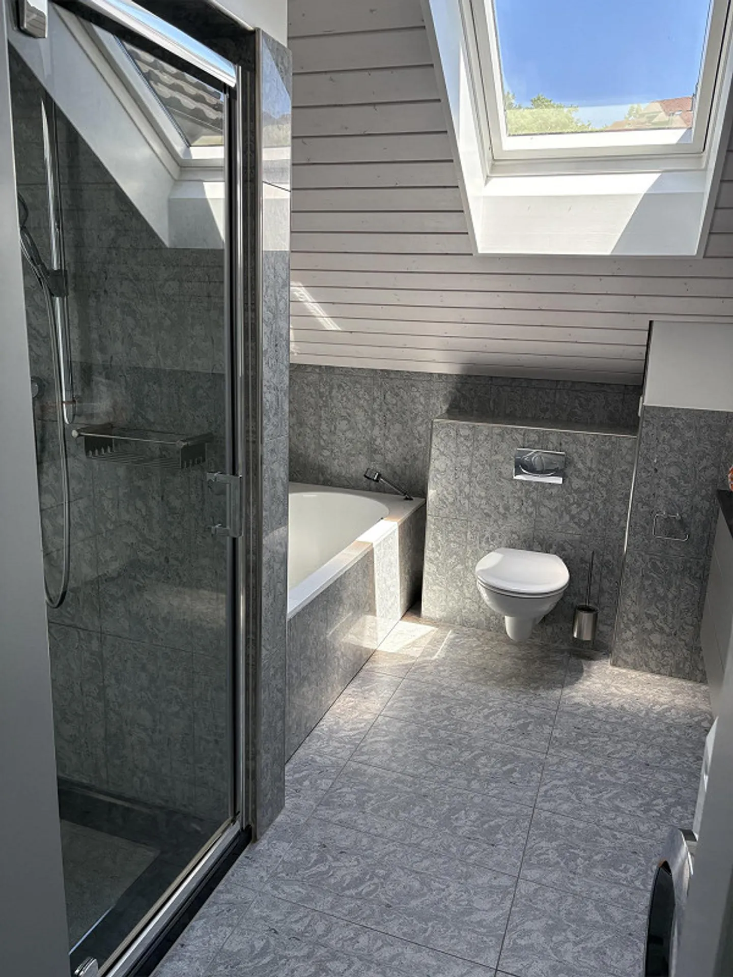 Appartement sous les combles de 4,5 pièces avec balcon d'hiver, climatisation et vue à Hünenberg - Photo 9 sur 12