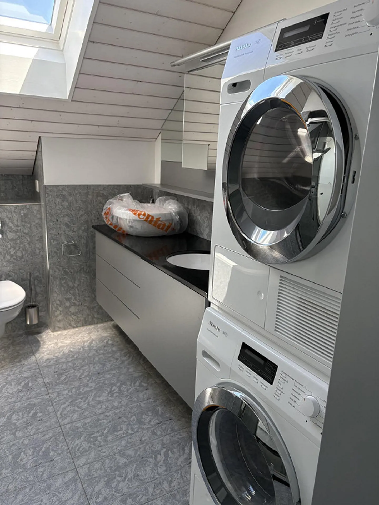 Appartement sous les combles de 4,5 pièces avec balcon d'hiver, climatisation et vue à Hünenberg - Photo 10 sur 12
