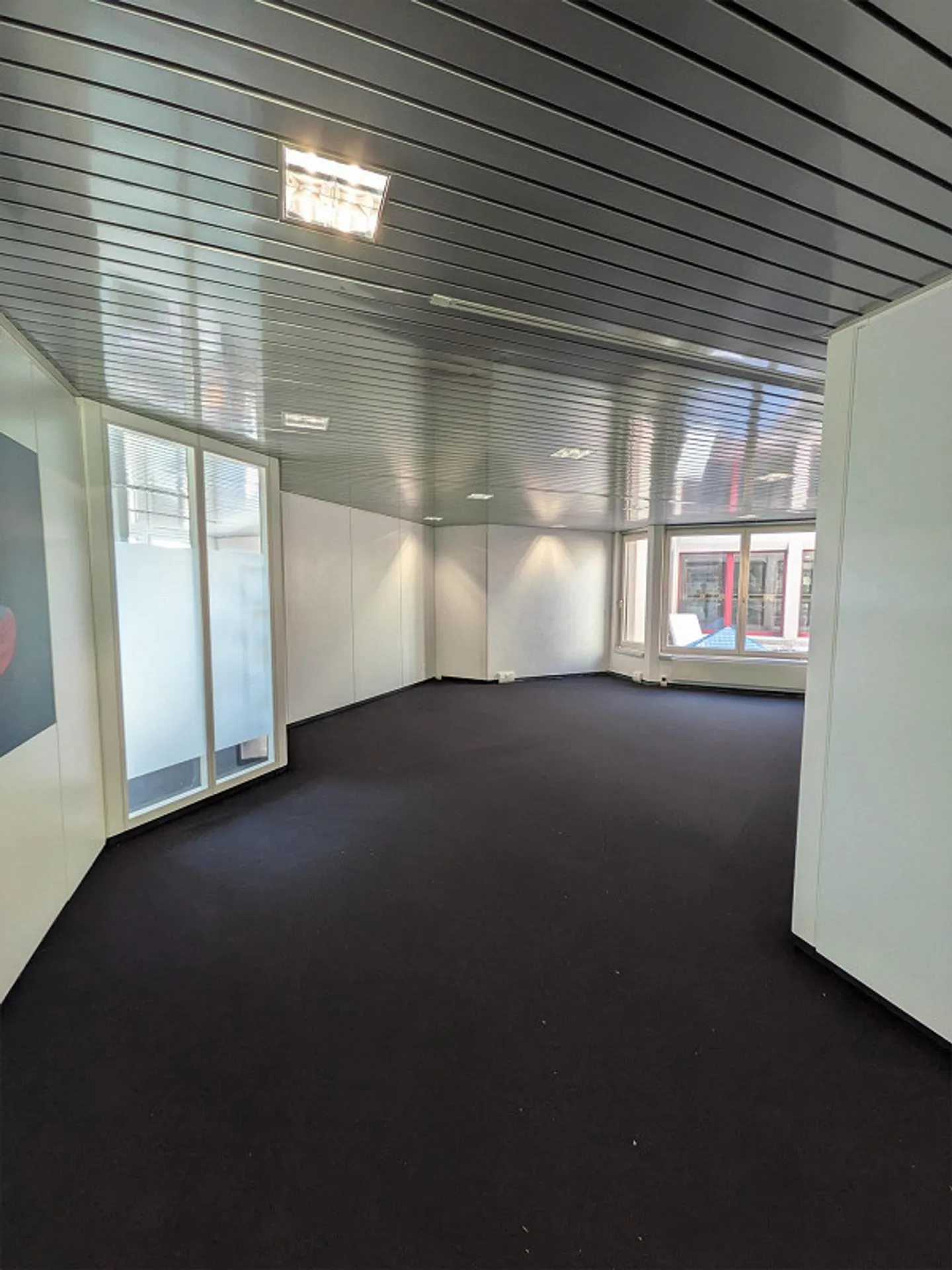Bureau spacieux et fraîchement rénové dans un emplacement central à Weinfelden - Photo 7 sur 13