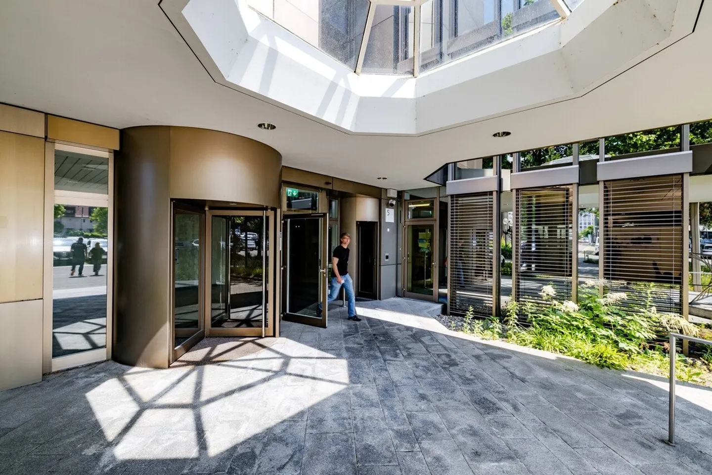 Light-Filled Office Spaces with High Flexibility - Photo 2 of 13