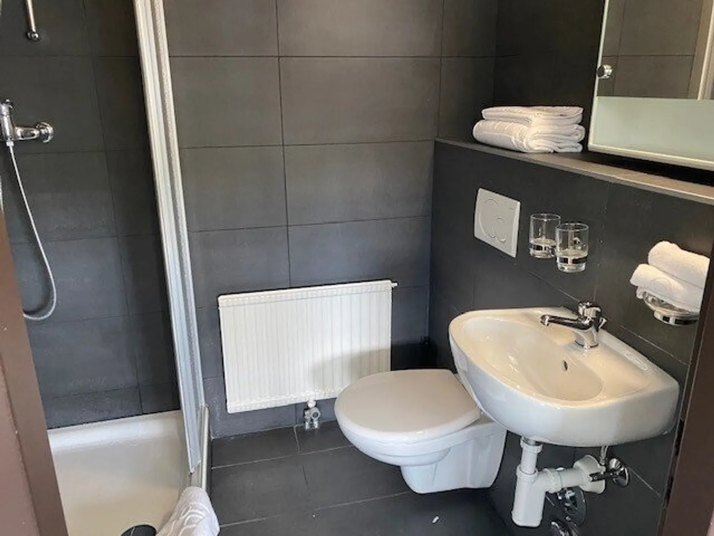 Charming furnished apartment just steps from the airport! - Photo 4 of 5