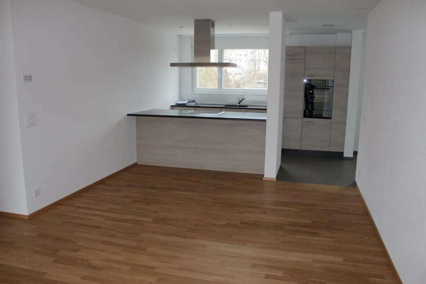 Moderne 3.5-Zimmer-Wohnung mit Balkon - Foto 2 von 12