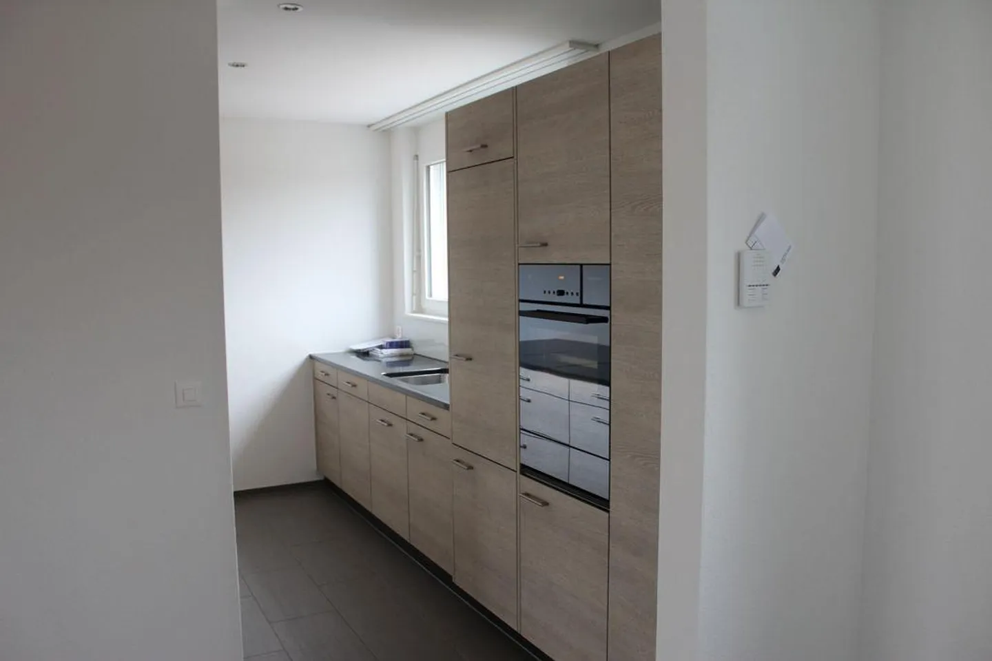 Moderne 3.5-Zimmer-Wohnung mit Balkon - Foto 3 von 12
