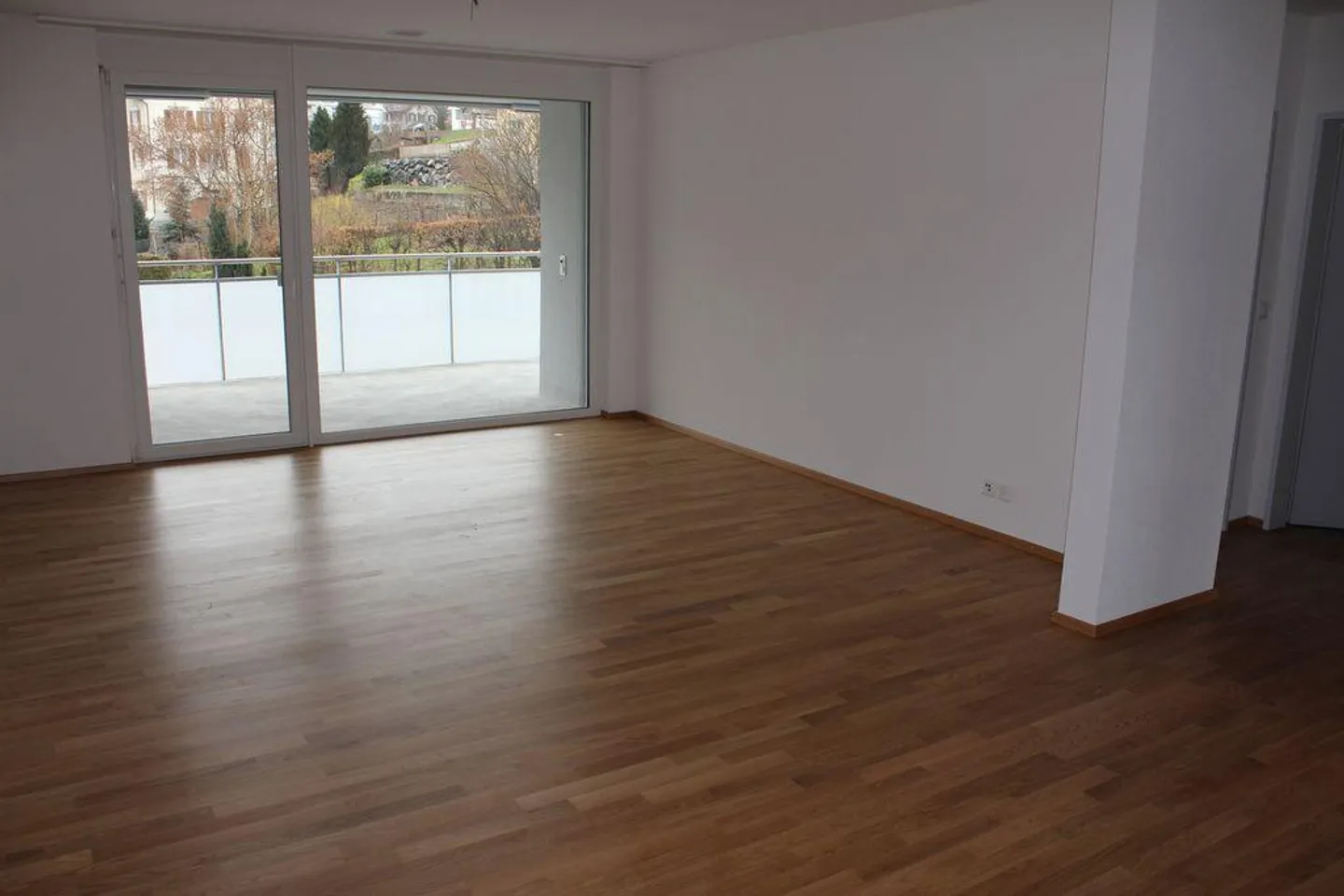 Moderne 3.5-Zimmer-Wohnung mit Balkon - Foto 4 von 12