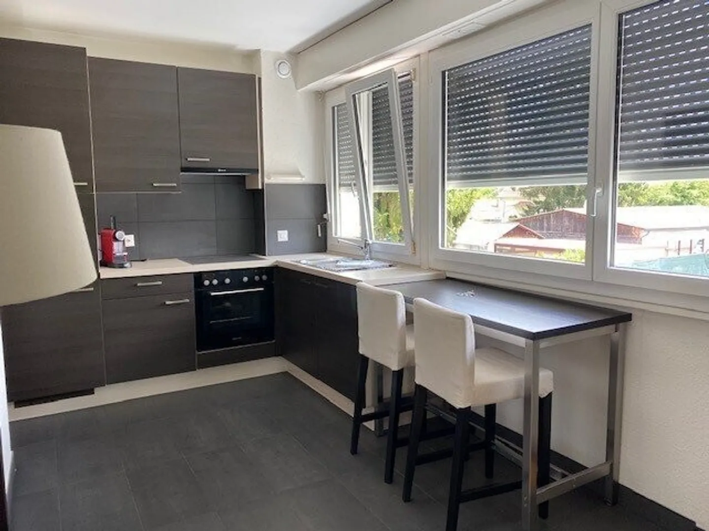 Charming furnished apartment just steps from the airport! - Photo 3 of 5