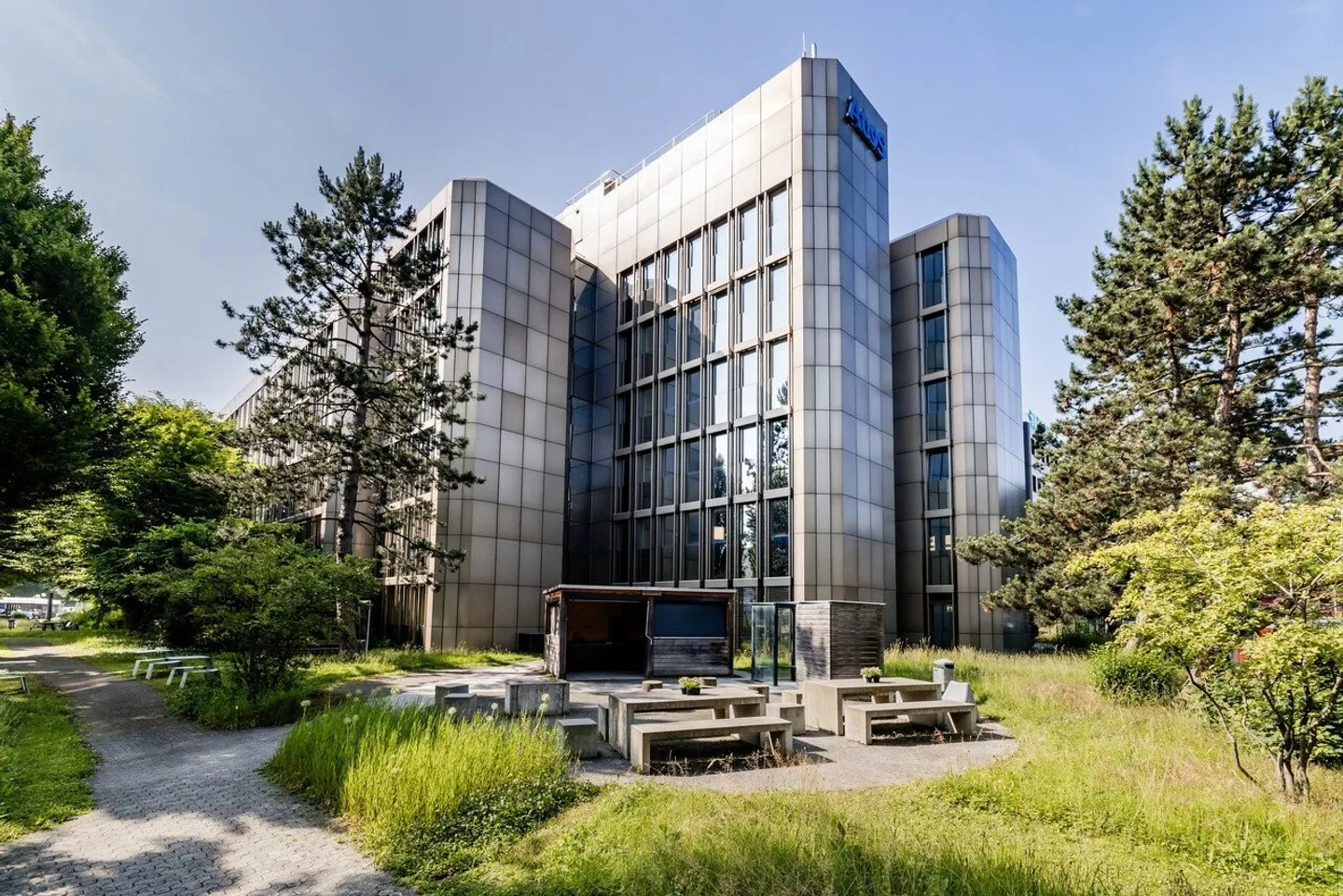 Light-Filled Office Spaces with High Flexibility - Photo 12 of 13