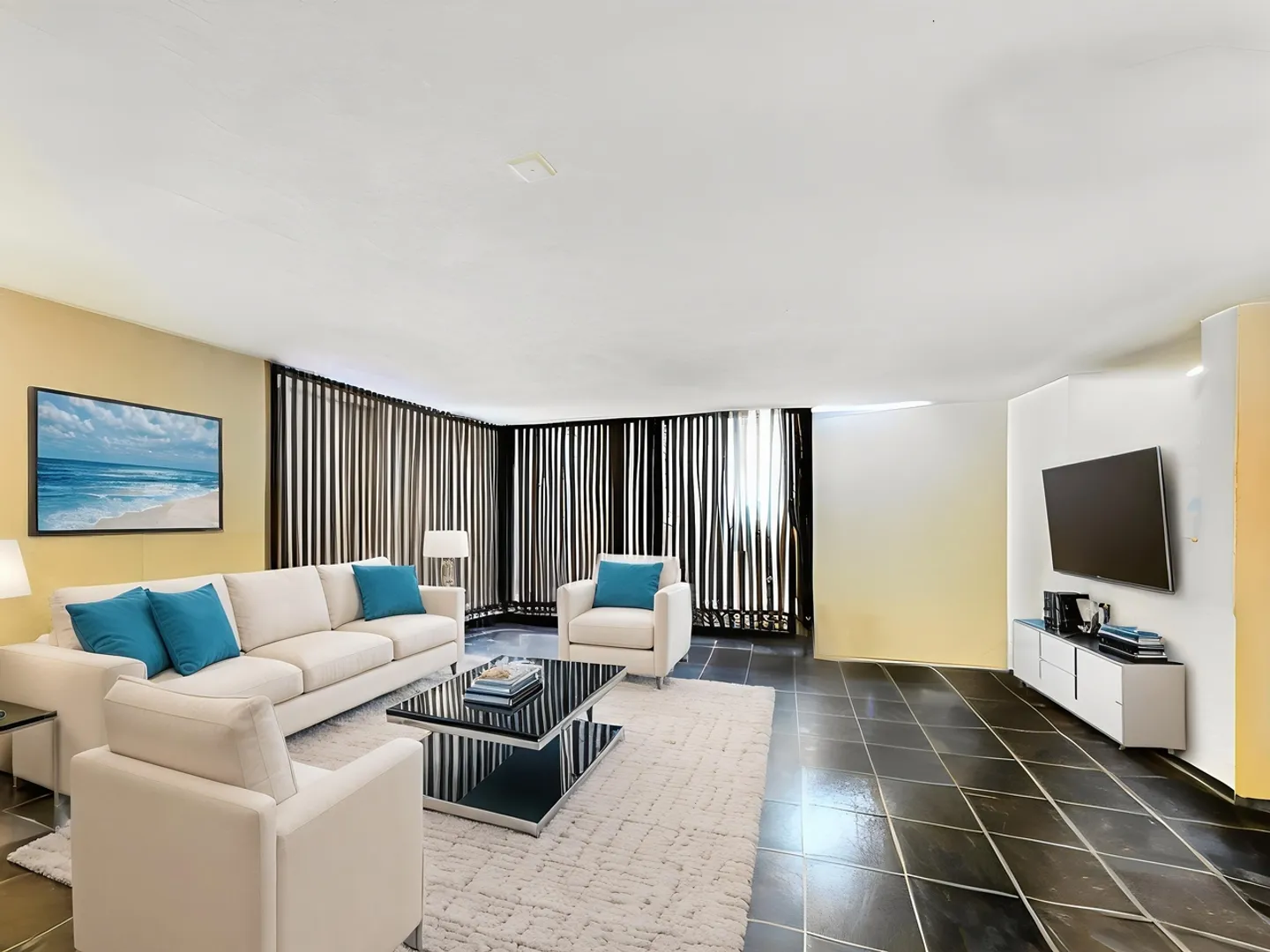 Seltene Gelegenheit - Grosszügiges Reiheneckhaus an zentraler Lage in Dübendorf - Foto 2 von 12