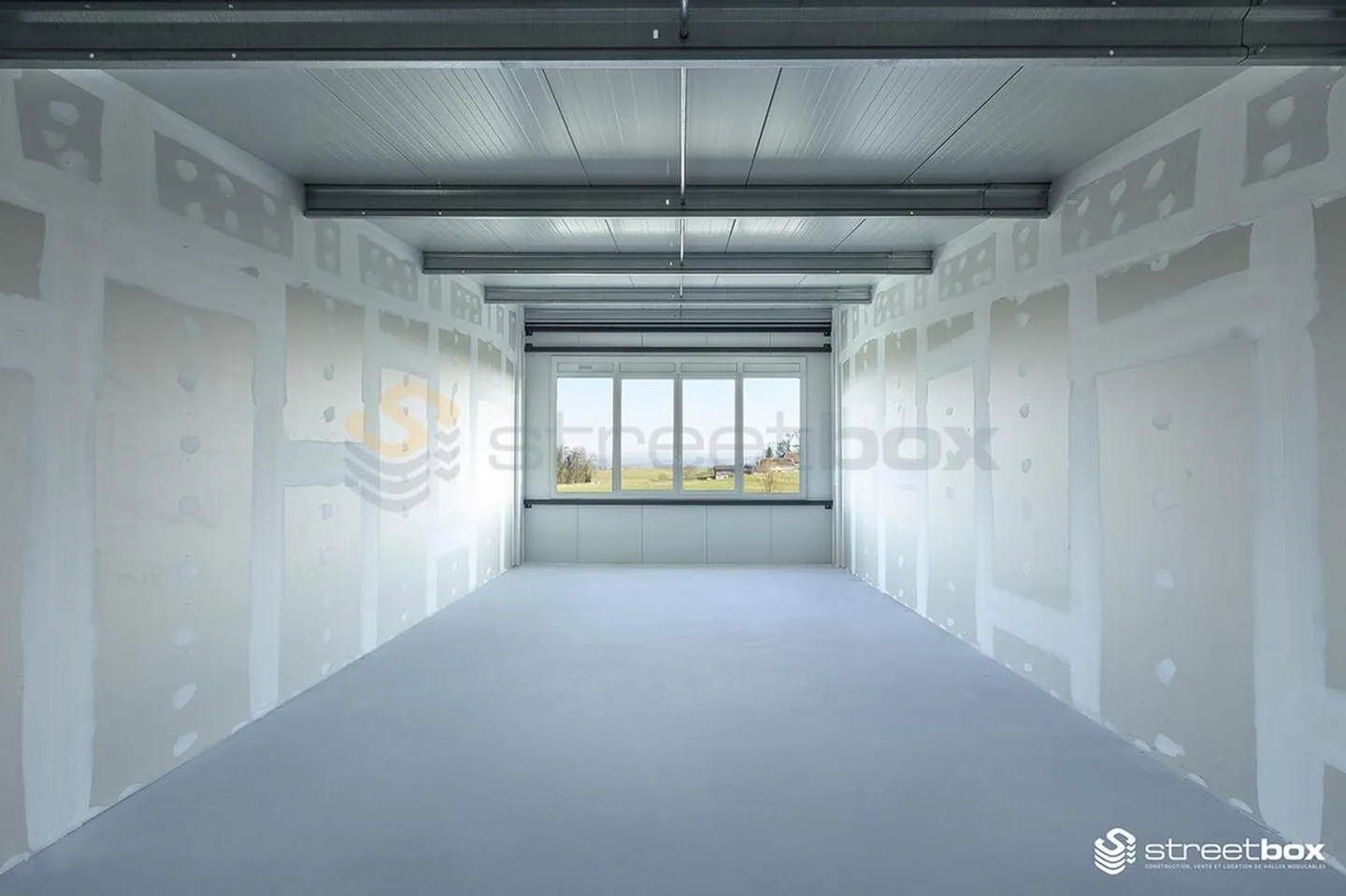 Corner street box of 95m2 very well located! Box n°1 - Photo 3 of 4