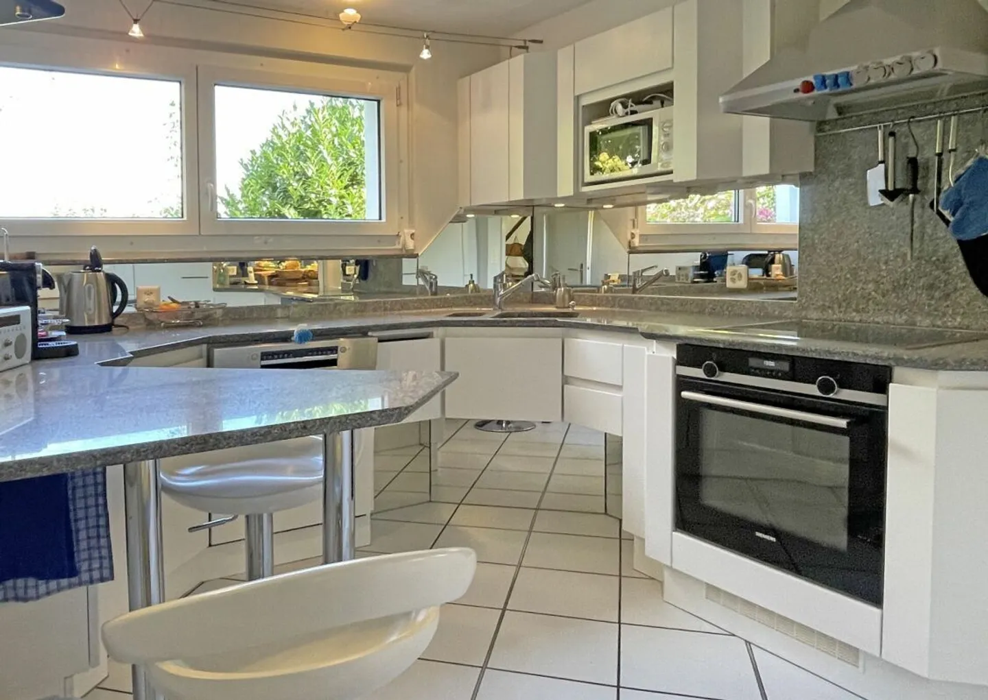 Ampio soggiorno in una posizione soleggiata - Foto 9 di 21