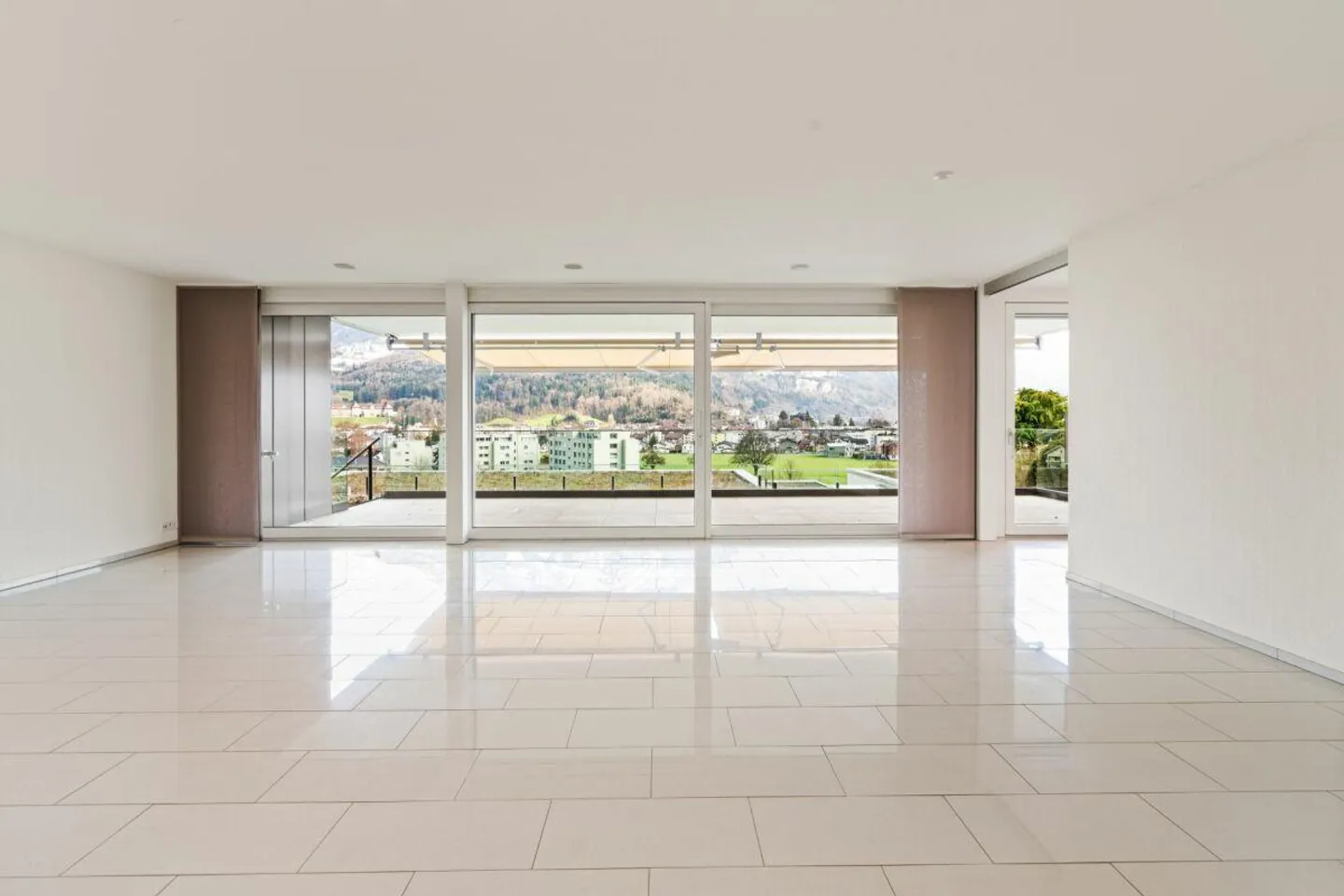 Appartement terrasse exclusif de 4,5 pièces avec belle vue - Photo 2 sur 30