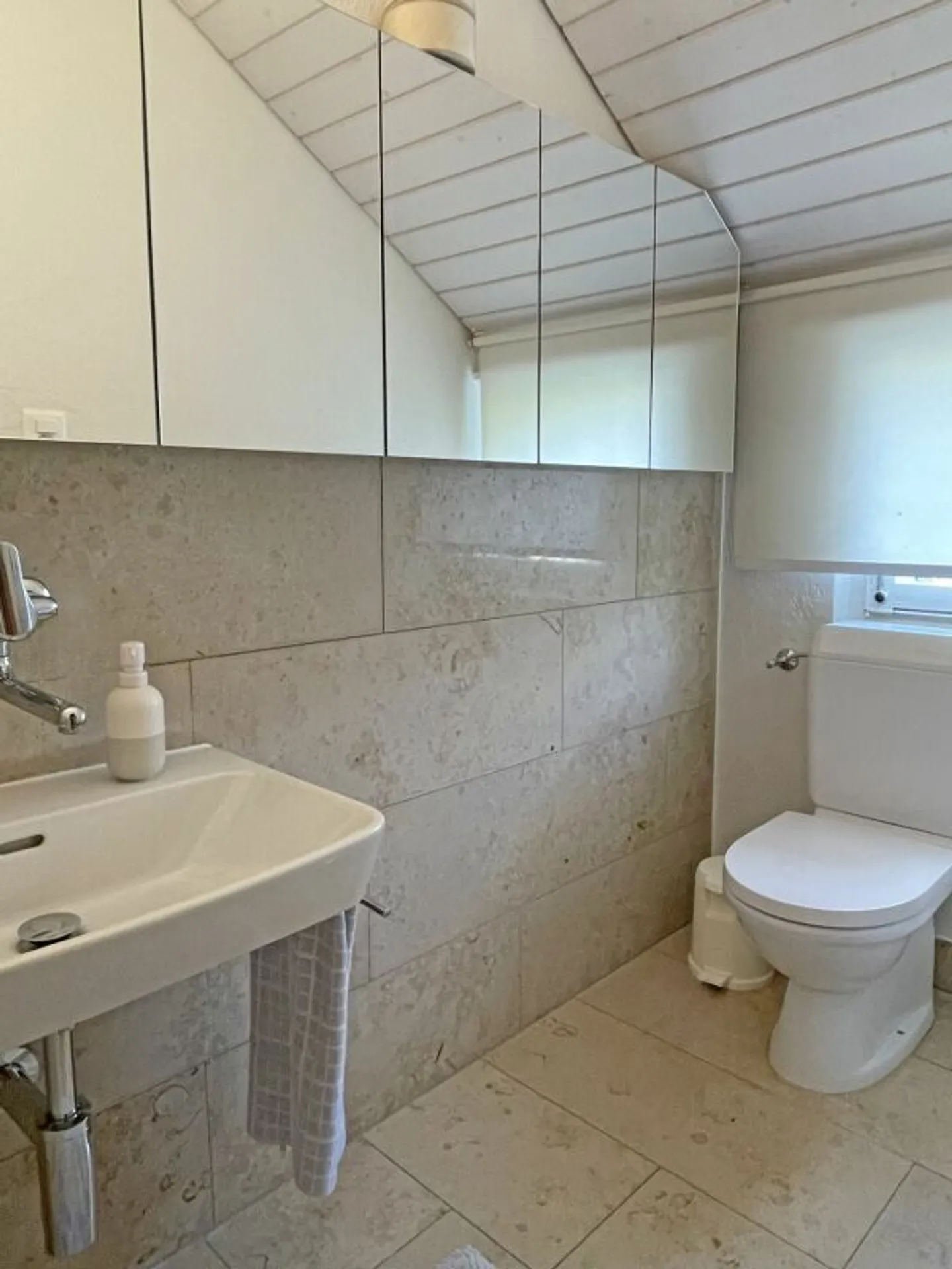 Ampio soggiorno in una posizione soleggiata - Foto 18 di 21