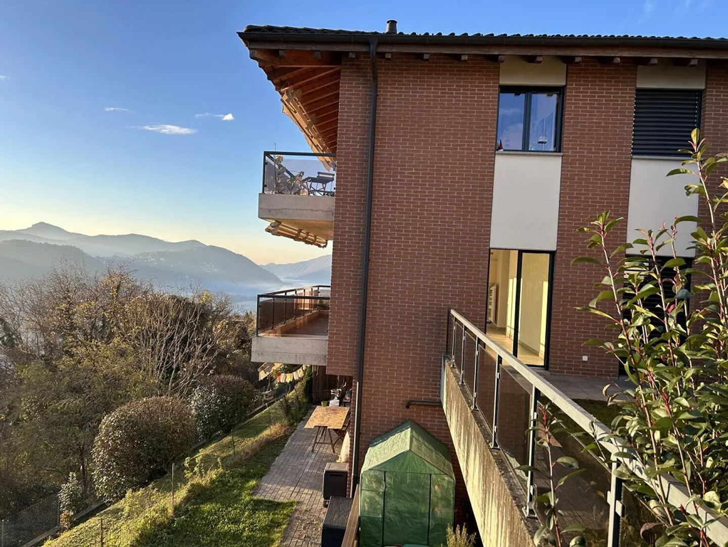 À LOUER 3.5 PIÈCES AVEC JARDIN VUE SUR LE LAC À BOSCO LUGANESE - Photo 1 sur 10