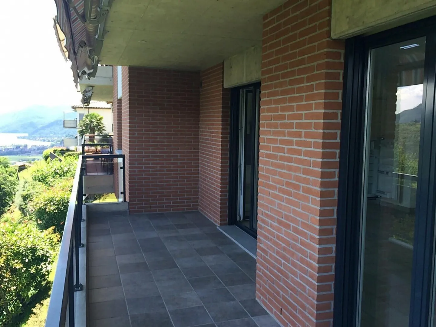 À LOUER 3.5 PIÈCES AVEC JARDIN VUE SUR LE LAC À BOSCO LUGANESE - Photo 2 sur 10