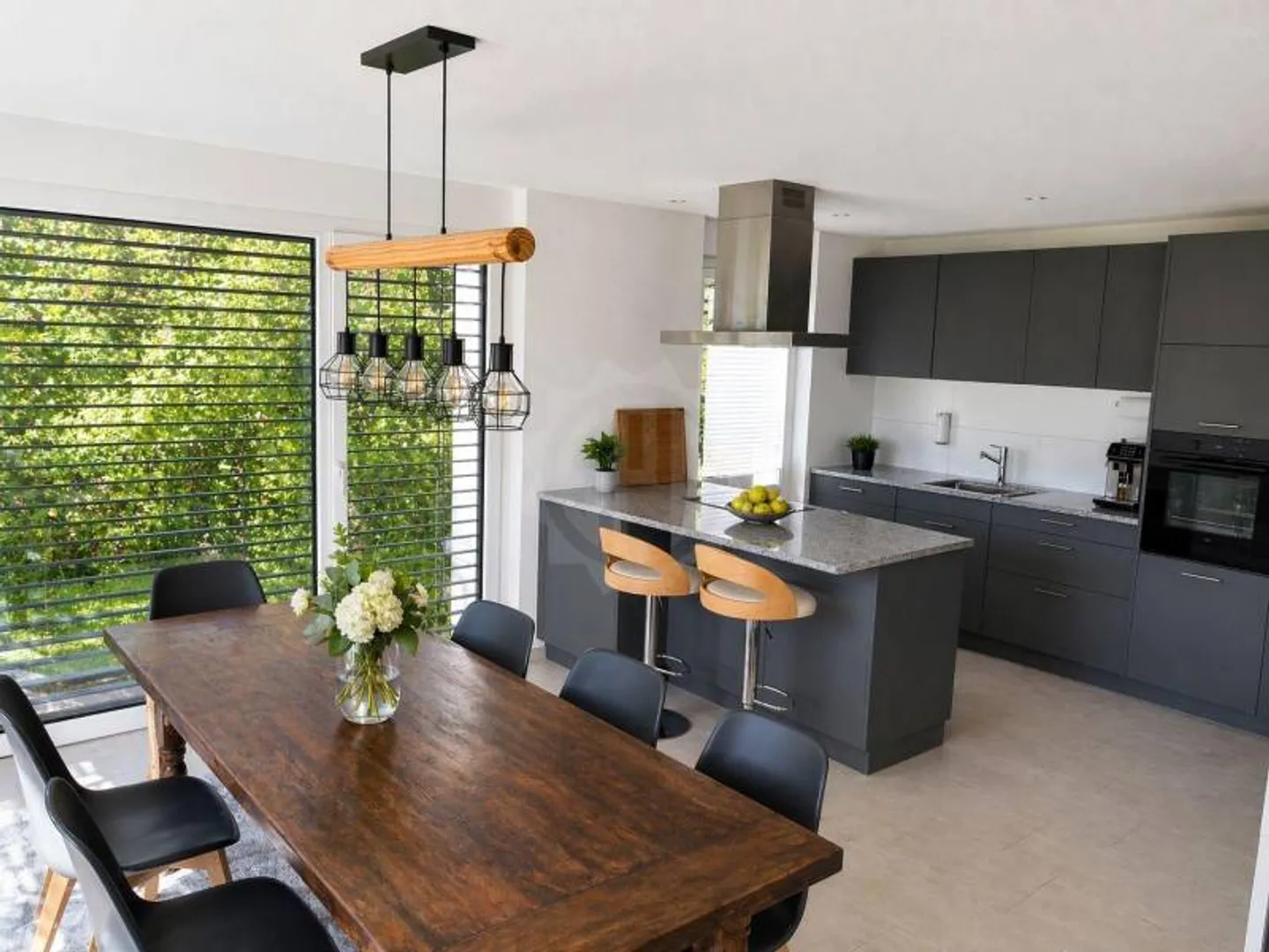 Moderne Villa mit Garten - Foto 4 von 12