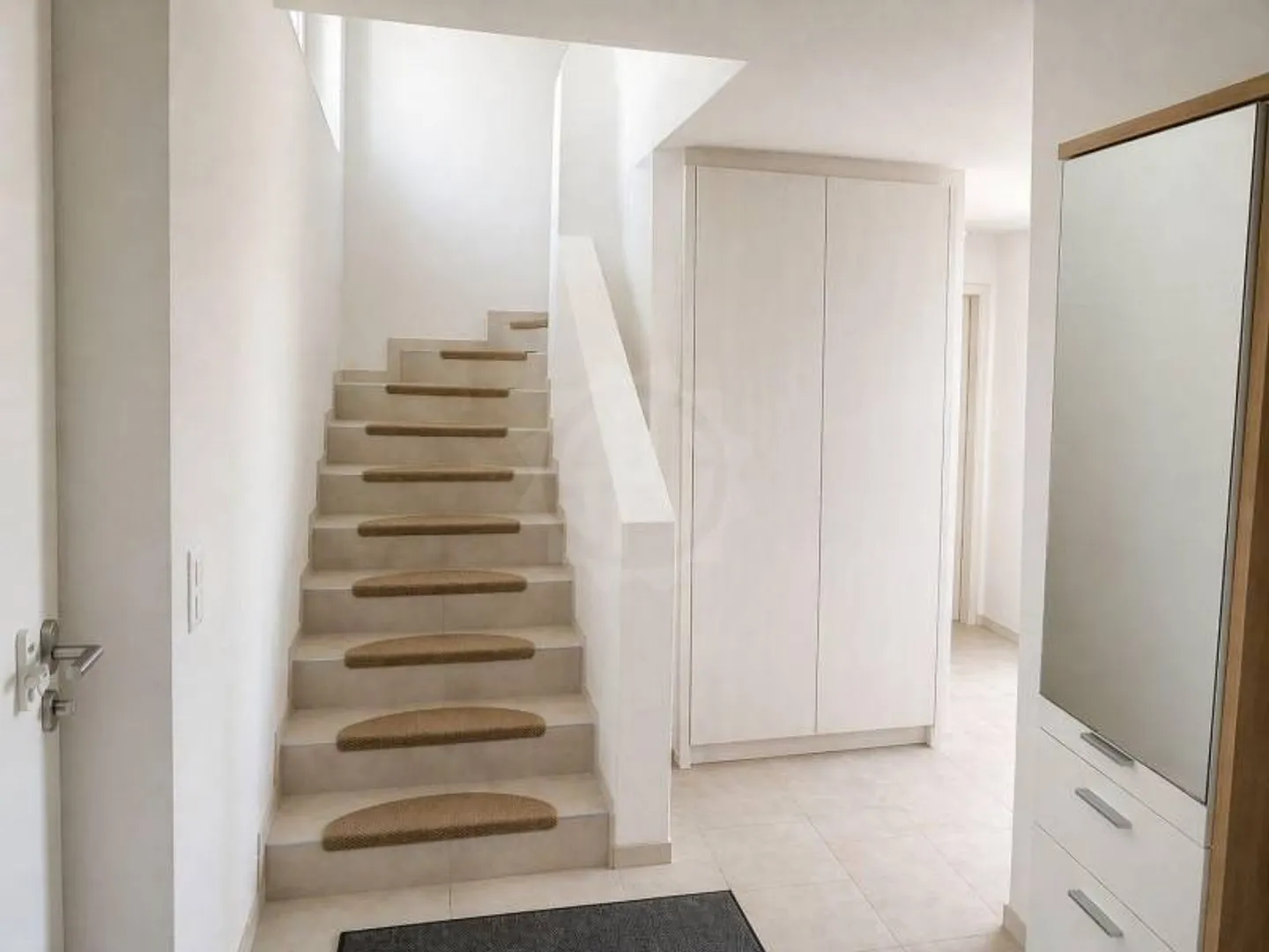 Moderne Villa mit Garten - Foto 7 von 12