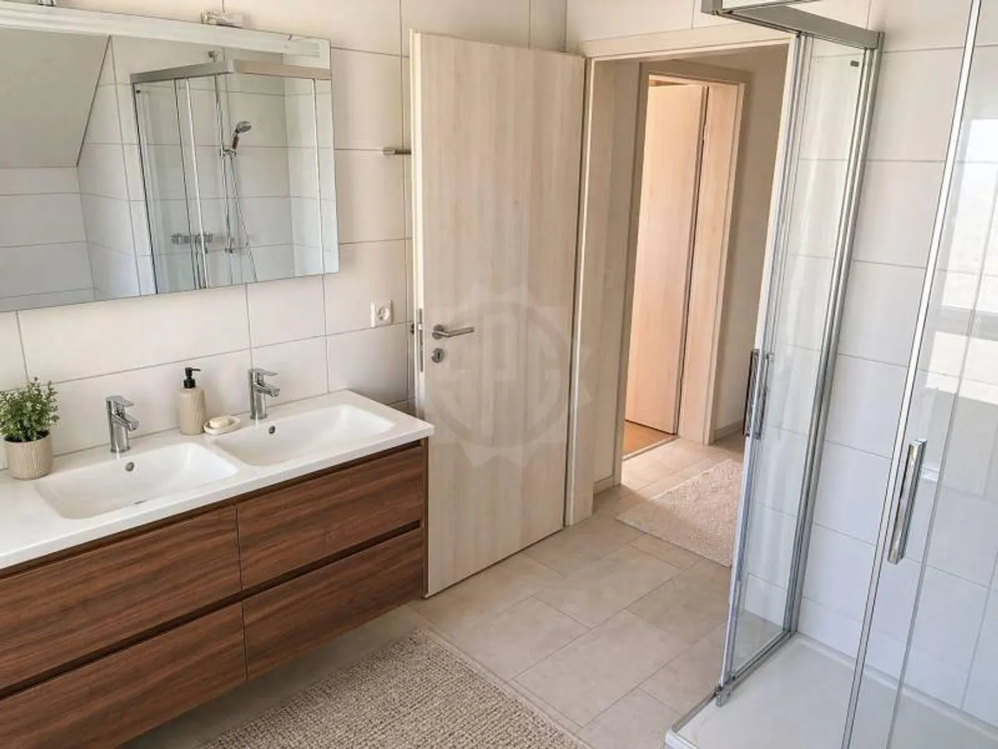 Moderne Villa mit Garten - Foto 12 von 12