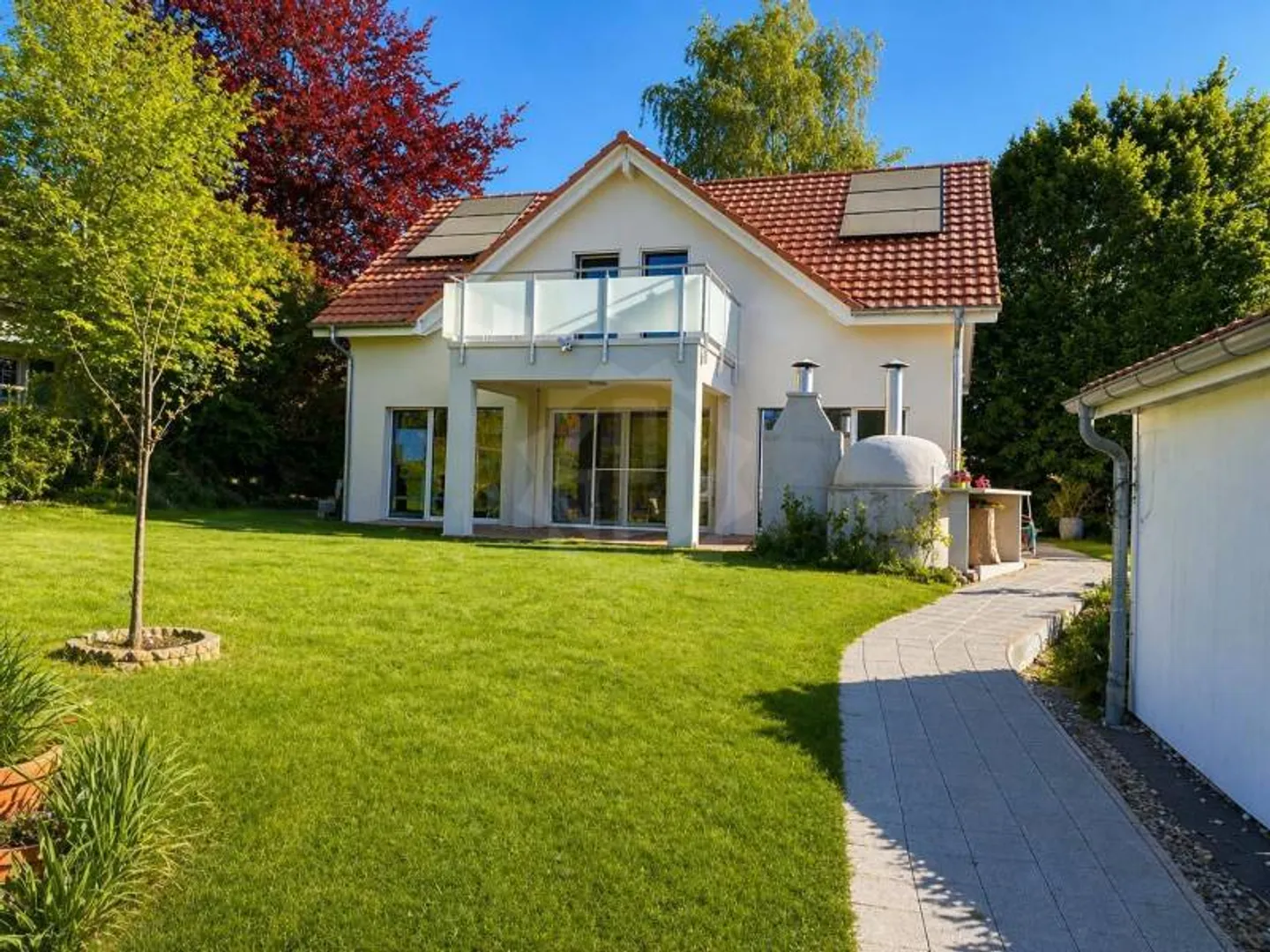 Moderne Villa mit Garten - Foto 1 von 12