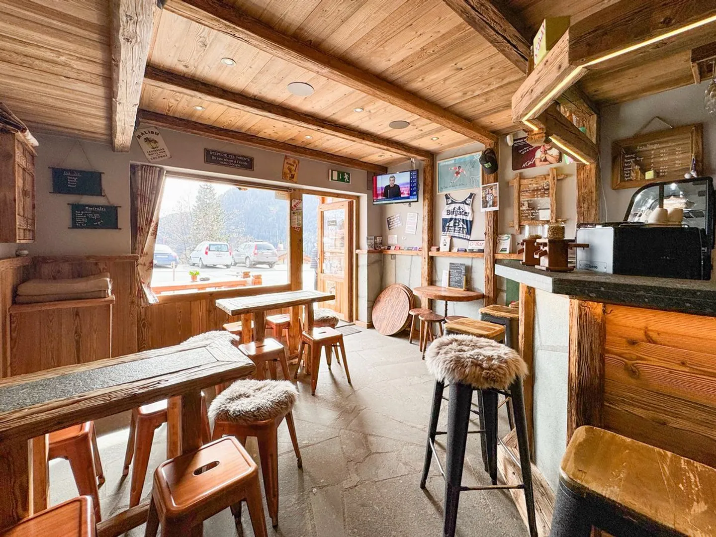 Charming bar and small catering business for sale. - Photo 1 of 10