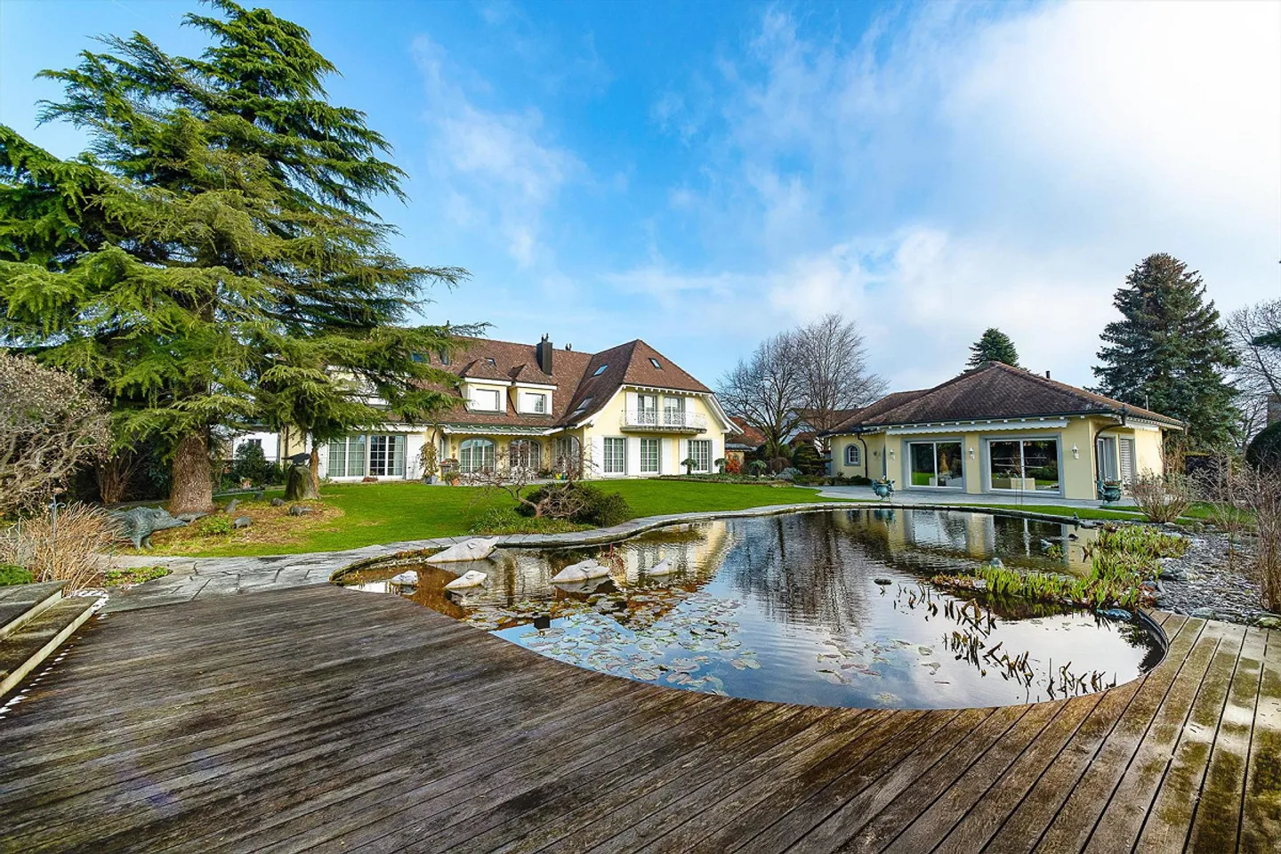 High-quality country villa in impressive surroundings - Photo 1 of 12