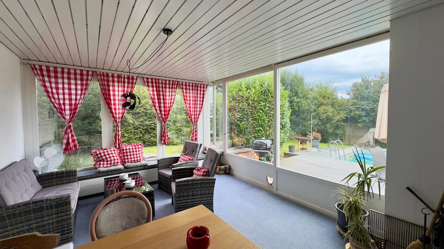 Charmante maison individuelle de 5,5 pièces avec un magnifique jardin et une piscine - Photo 5 sur 16