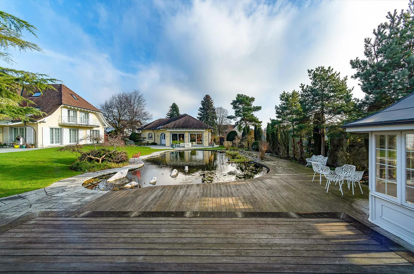 High-quality country villa in impressive surroundings - Photo 2 of 12