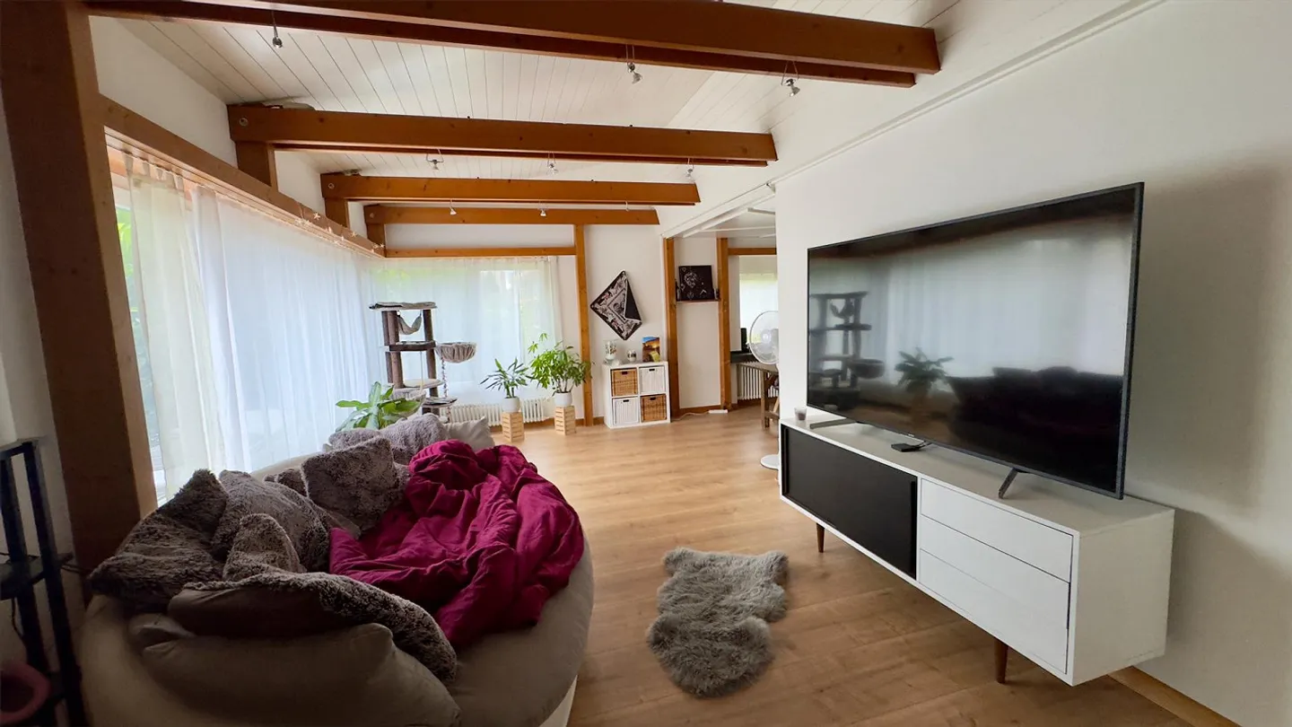 Charmante maison individuelle de 5,5 pièces avec un magnifique jardin et une piscine - Photo 6 sur 16